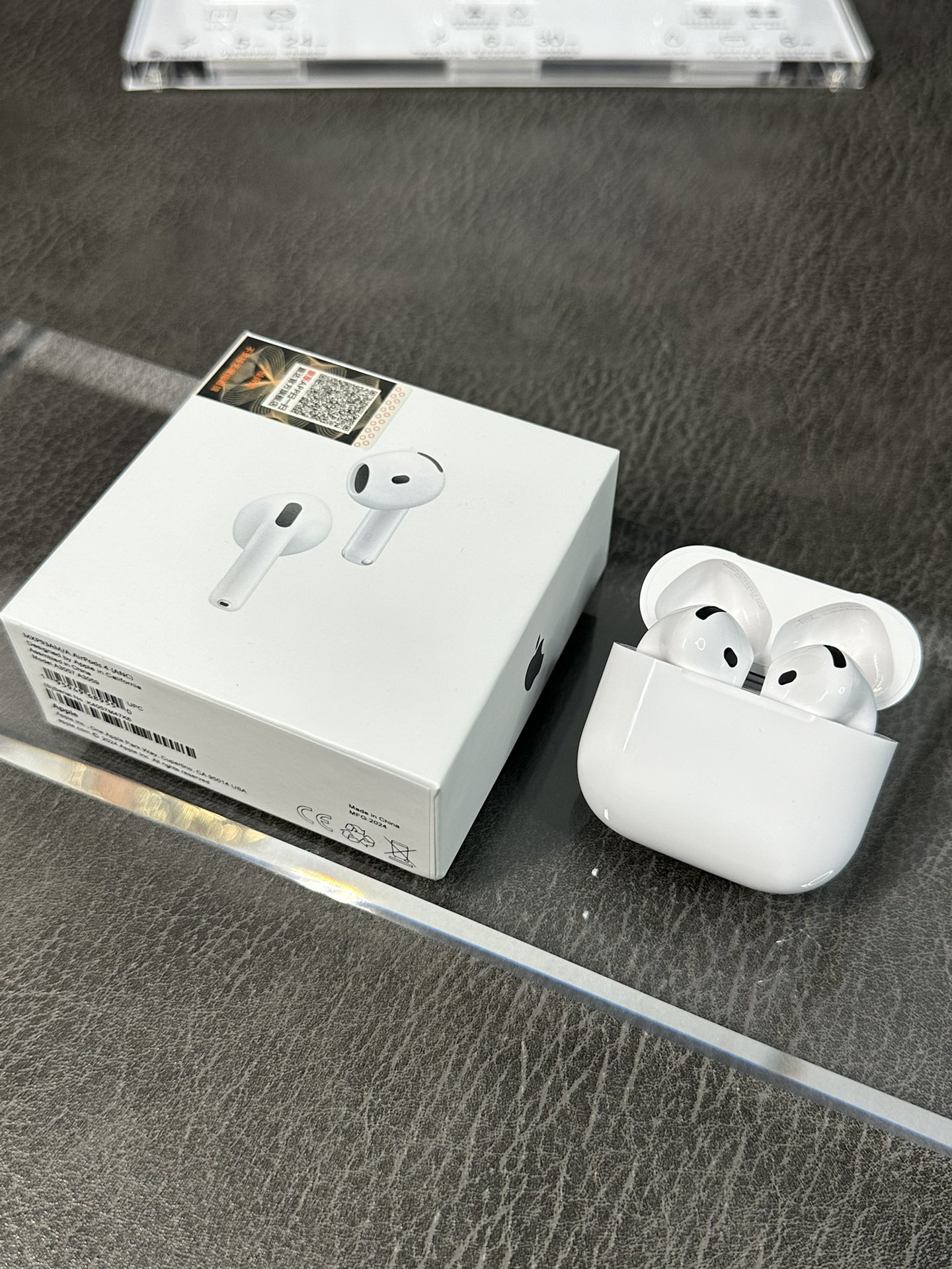💰190
AirPods4(七代)主动降噪京东正版‼️
9月新款 苹果AirPods第四代 半入耳式蓝牙耳机
高通定制芯片 稳定弹窗 带陀螺仪 真实空间音频头部跟踪 音乐可随头部转动而转动
真实降噪 通透 自适应功能 真实语言助手
可通过耳机呼叫Siri iOS18系统可弹窗
全新的外观设计 USB-C接口
取消背面按键 采用全新敲击连接方式 隐藏式灯孔
充电仓底部带外放扬声器 支持无线充功能
耳机整体造型更小巧 小耳朵孔人士首选
纽扣电池 单耳续航长达6-7小时 降噪模式4-5小时 配合充电仓可用30小时左右
新增通话控制 可直接语音操作 接听或挂断 电话
头部动作 个性化音量 对话感知 自适应音频
弹窗 改名 定位 触控操作 入耳检测 功能应用尽有
下单配套:官方标配耳机➕编织充电线➕保护壳➕20W快充头➕京东发票➕京东快递盒‼️
售后:耳机不刮花不影响二次销售15天内可退换 刮花只保修 保修时间三个月‼️