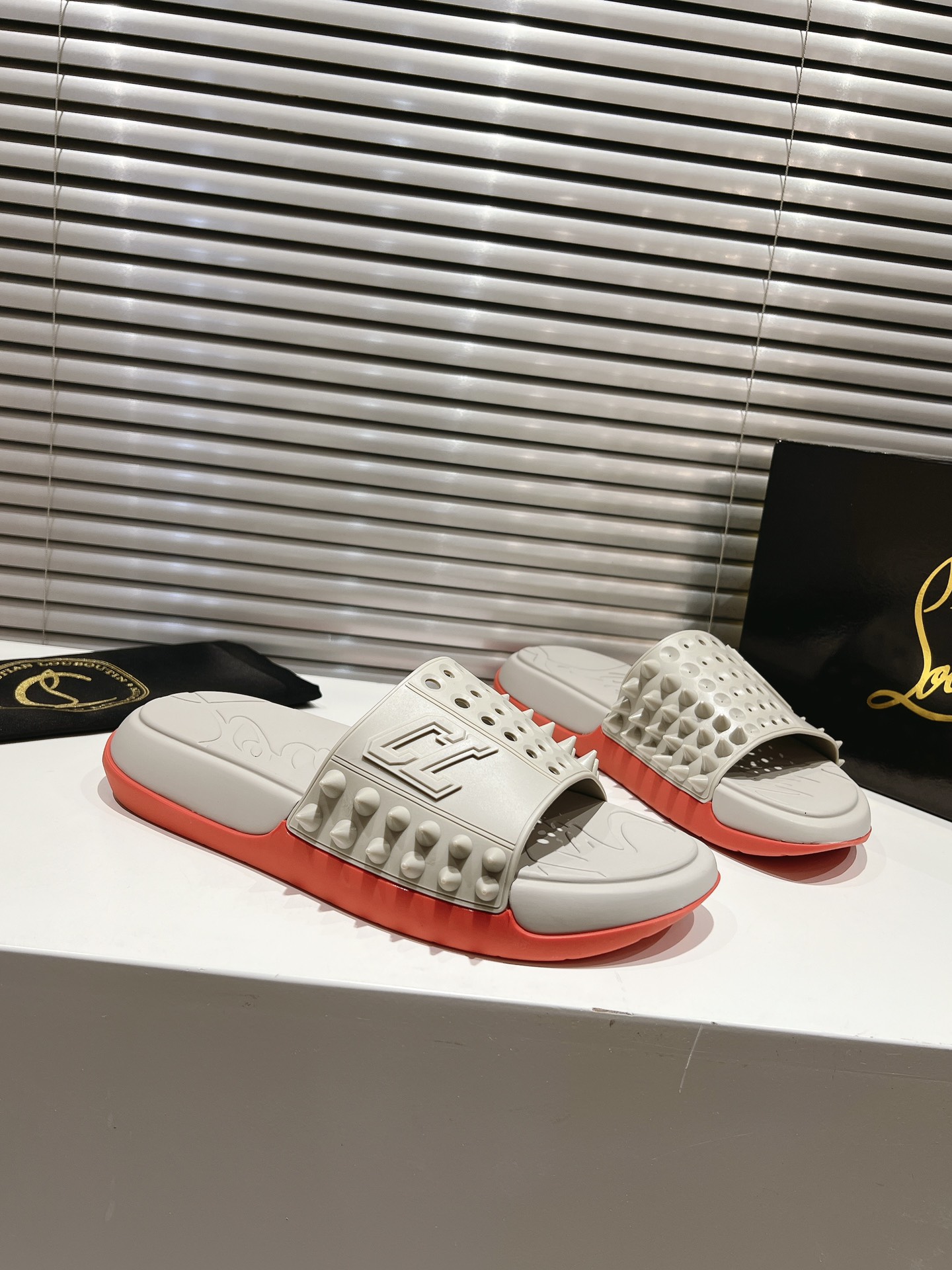 Customize Christian Louboutin: CL Varsity Slipper in Black Box for 2024. - 图片 4