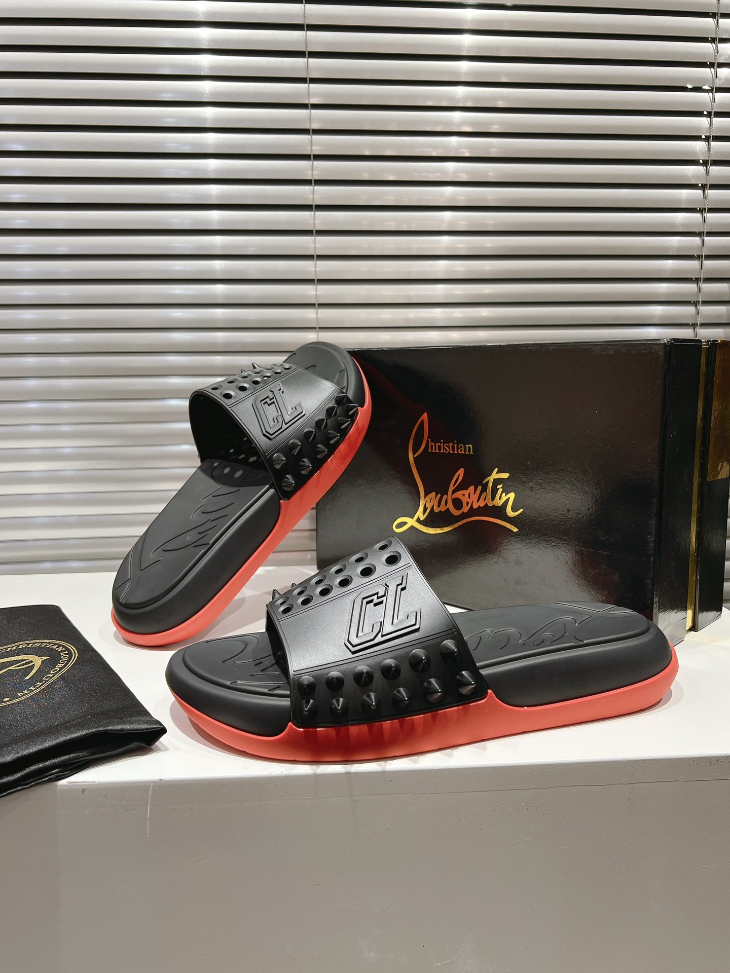 Customize Christian Louboutin Varsity Shoes with Unique Design and Materials - 图片 3