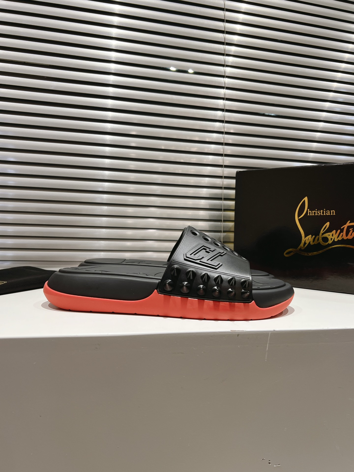 Customize Christian Louboutin Varsity Shoes with Unique Design and Materials - 图片 2
