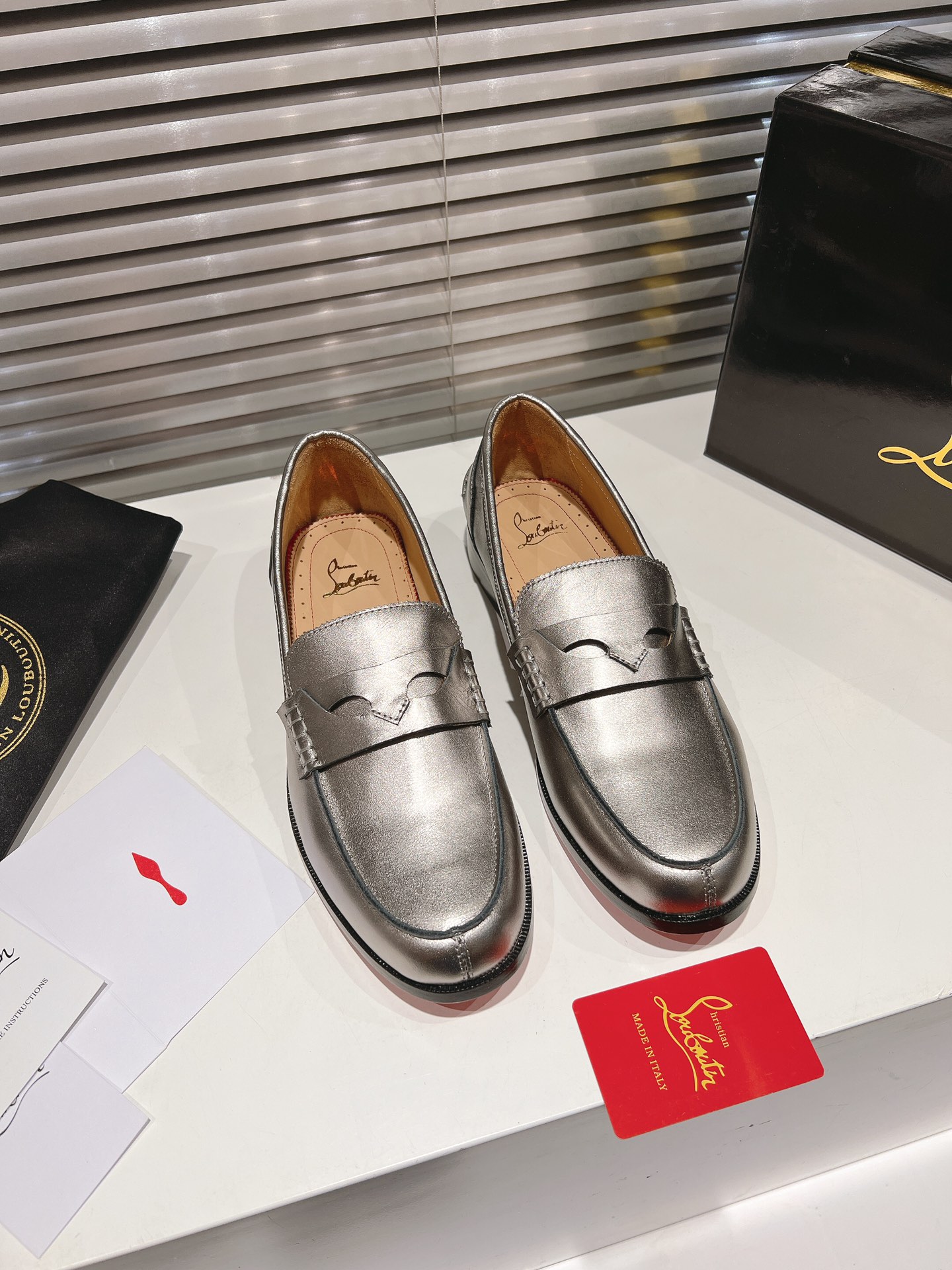 NO:261625,╔Silver cowhide loafers╗ Genuine leather sole ·Top customization ·Timeless penny loafers are inspired by traditional penny loafers, with an opening on the upper that can accommodate a coin. It has a serrated toe and a CL letter combination printed on the heel. The sole is originally specially supplied with original sole. The inner imported water-dyed cowhide is privately customized for about 3-7 days ————— Size Men's 38M-47M, loafers, christian louboutin, loafers, cowhide19860909╔银色牛皮乐福鞋╗ 真皮底 ·顶级版定制·  永恒的便士乐福鞋的灵感来自传统的便士乐福鞋,鞋面开口可以容纳一个硬币.它有锯齿状的鞋头,鞋跟印有CL字母组合. 鞋底原厂特供原版底 内里进口水染牛皮 私人定制时间3-7天左右 —————— Size 男款38M—47M,乐福鞋,christian louboutin,loafers,cowhide,Women's Shoes