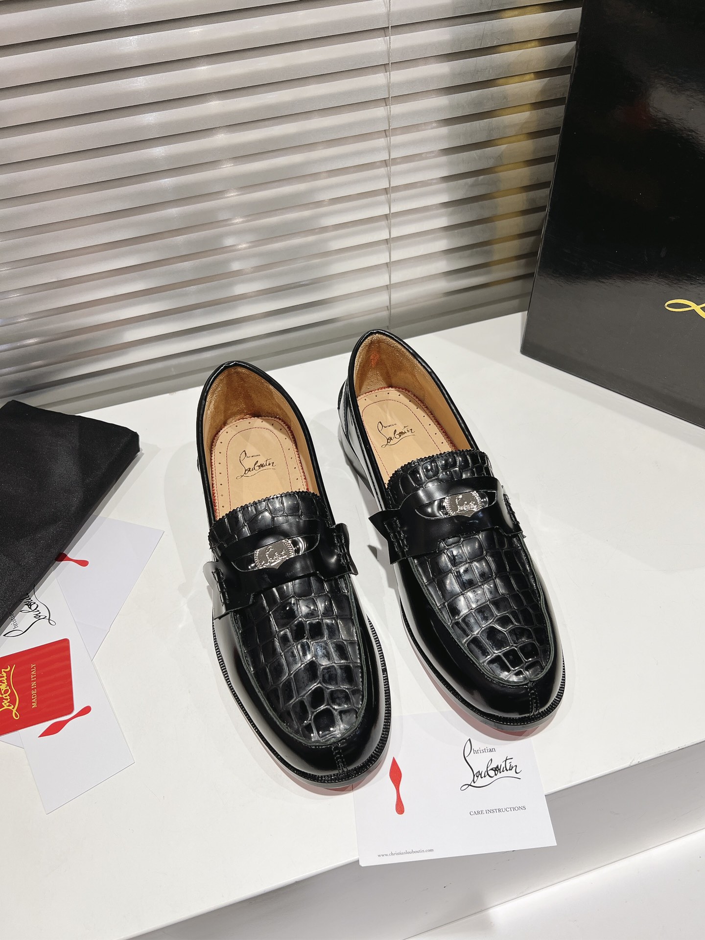 NO:261627,╔Black open-edged beads and stone-patterned loafers╗ Genuine leather sole ·Top customization · Timeless penny loafers are inspired by traditional penny loafers, with an opening on the upper that can accommodate a coin. It has a serrated toe and a CL letter combination printed on the heel. The sole is originally specially supplied with original sole. The inner imported water-dyed cowhide is privately customized for about 3-7 days ————— Size Men's 38M-47M, loafers, christian louboutin, loafers, cowhide19860909╔黑开边珠拼石头纹乐福鞋╗ 真皮底 ·顶级版定制·  永恒的便士乐福鞋的灵感来自传统的便士乐福鞋,鞋面开口可以容纳一个硬币.它有锯齿状的鞋头,鞋跟印有CL字母组合. 鞋底原厂特供原版底 内里进口水染牛皮 私人定制时间3-7天左右 —————— Size 男款38M—47M,乐福鞋,christian louboutin,loafers,cowhide,Women's Shoes