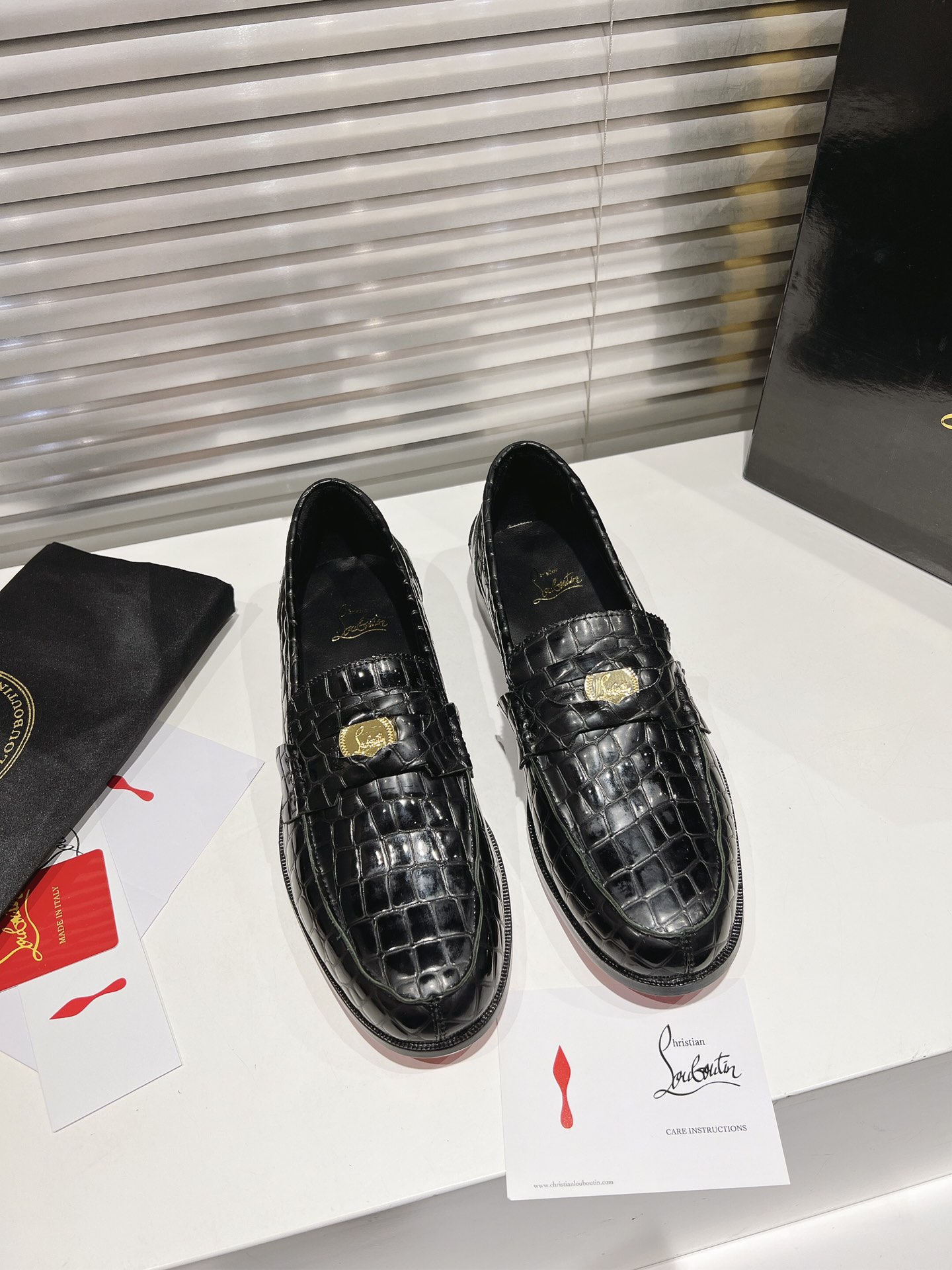 NO:261629,╔ All black stone pattern loafers╗ genuine leather sole · Top version customization · Timeless penny loafers are inspired by traditional penny loafers, with an opening on the upper that can accommodate a coin. It has a serrated toe and a CL letter combination printed on the heel. The sole is originally specially supplied with original sole. The inner imported water dyed cowhide is privately customized for about 3-7 days ————— Size Men's 38M-47M, loafers, christian louboutin, loafers, cowhide19860909╔全黑石头纹乐福鞋╗ 真皮底 ·顶级版定制·  永恒的便士乐福鞋的灵感来自传统的便士乐福鞋,鞋面开口可以容纳一个硬币.它有锯齿状的鞋头,鞋跟印有CL字母组合. 鞋底原厂特供原版底 内里进口水染牛皮 私人定制时间3-7天左右 —————— Size 男款38M—47M,乐福鞋,christian louboutin,loafers,cowhide,Women's Shoes