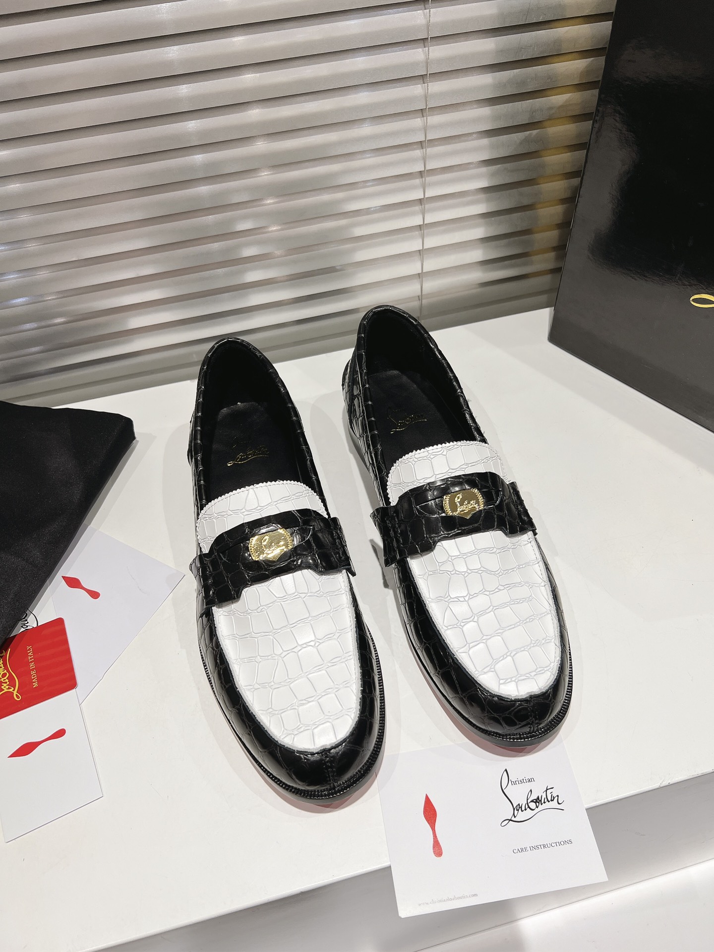 NO:261612,╔Black and white stone pattern loafers╗ Genuine leather sole ·Top customization ·Timeless penny loafers are inspired by traditional penny loafers, with an opening on the upper that can accommodate a coin. It has a serrated toe and a CL letter combination printed on the heel. The sole is originally specially supplied with original sole. The inner imported water dyed cowhide is privately customized for about 3-7 days ————— Size Men's 38M-47M, loafers, christian louboutin, loafers, cowhide19860909╔黑白石头纹乐福鞋╗ 真皮底 ·顶级版定制·  永恒的便士乐福鞋的灵感来自传统的便士乐福鞋,鞋面开口可以容纳一个硬币.它有锯齿状的鞋头,鞋跟印有CL字母组合. 鞋底原厂特供原版底 内里进口水染牛皮 私人定制时间3-7天左右 —————— Size 男款38M—47M,乐福鞋,christian louboutin,loafers,cowhide,Women's Shoes