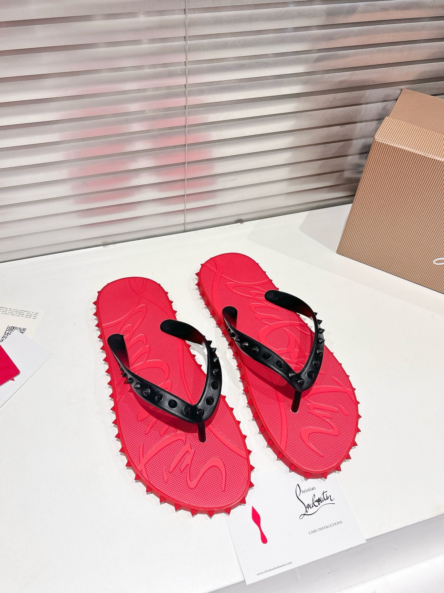 NO:261617,╔Red and black nailed flip flops╗ (This default yellow box) [If you want a black gift box, please note 10] ·Top version customization· 2025 Super Loubi Flip Donna sandals have a bold appeal, with the sole of the iconic Maison Christian Louboutin nails, decorated on the shoelaces. The sole is Louboutin red, equipped with the Louboutin logo and leaves a mark on the sand. This stylish style is made of romantic pink rubber, with a hint of iconic Louboutin red at the bottom. ————— Size : 37-46, split-toe shoes, sandals19860909╔红黑色围钉人字拖╗（此款默认黄盒）【如要黑礼盒需备注10】 ·顶级版定制· 2025  Super Loubi Flip Donna凉鞋具有大胆的吸引力,鞋底有标志性的Maison Christian Louboutin钉子,装饰在鞋带上.鞋底是Loubi红色,配有Louboutin的标志,并在沙子上留下印记.这款时尚的款式由浪漫粉红色橡胶制成,底部有一丝标志性的Loubi红色. —————— Size : 37-46,分趾鞋,sandals,Women's Shoes