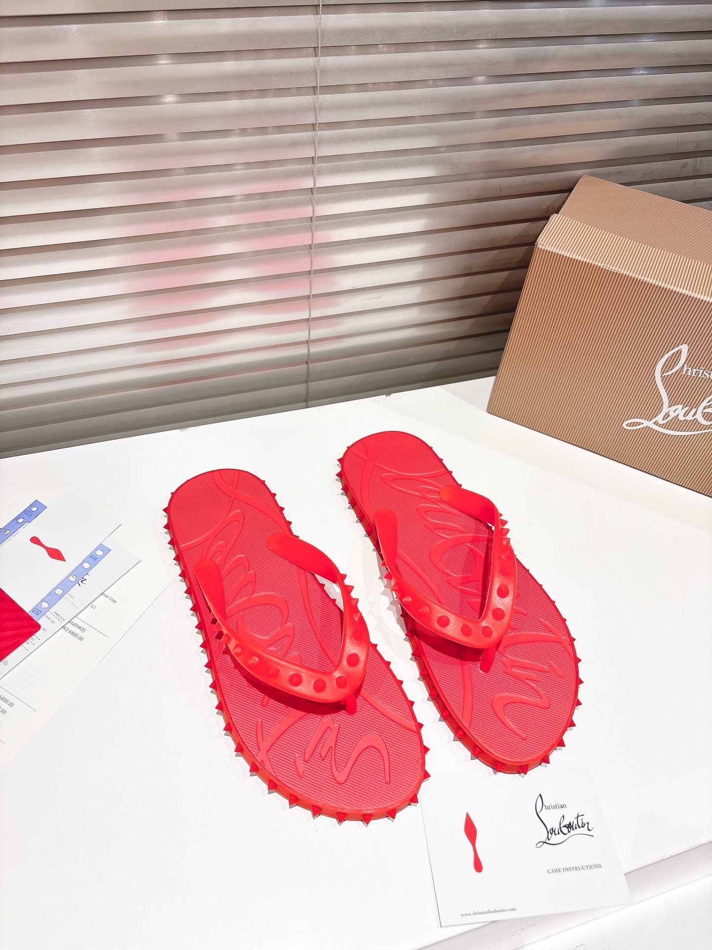 NO:261619,╔Red stud flip flops╗ (This default yellow box) [If you want a black gift box, please note 10] · Top version customization · 2025 Super Loubi Flip Donna sandals have a bold appeal, with the sole of the iconic Maison Christian Louboutin nails, decorated on the shoelaces. The sole is Loubi red, equipped with the Louboutin logo and leaves a mark on the sand. This stylish style is made of romantic pink rubber, with a hint of iconic Loubi red at the bottom. ————— Size : 37-46, split-toe shoes, sandals19860909╔红色围钉人字拖╗（此款默认黄盒）【如要黑礼盒需备注10】 ·顶级版定制· 2025  Super Loubi Flip Donna凉鞋具有大胆的吸引力,鞋底有标志性的Maison Christian Louboutin钉子,装饰在鞋带上.鞋底是Loubi红色,配有Louboutin的标志,并在沙子上留下印记.这款时尚的款式由浪漫粉红色橡胶制成,底部有一丝标志性的Loubi红色. —————— Size : 37-46,分趾鞋,sandals,Women's Shoes