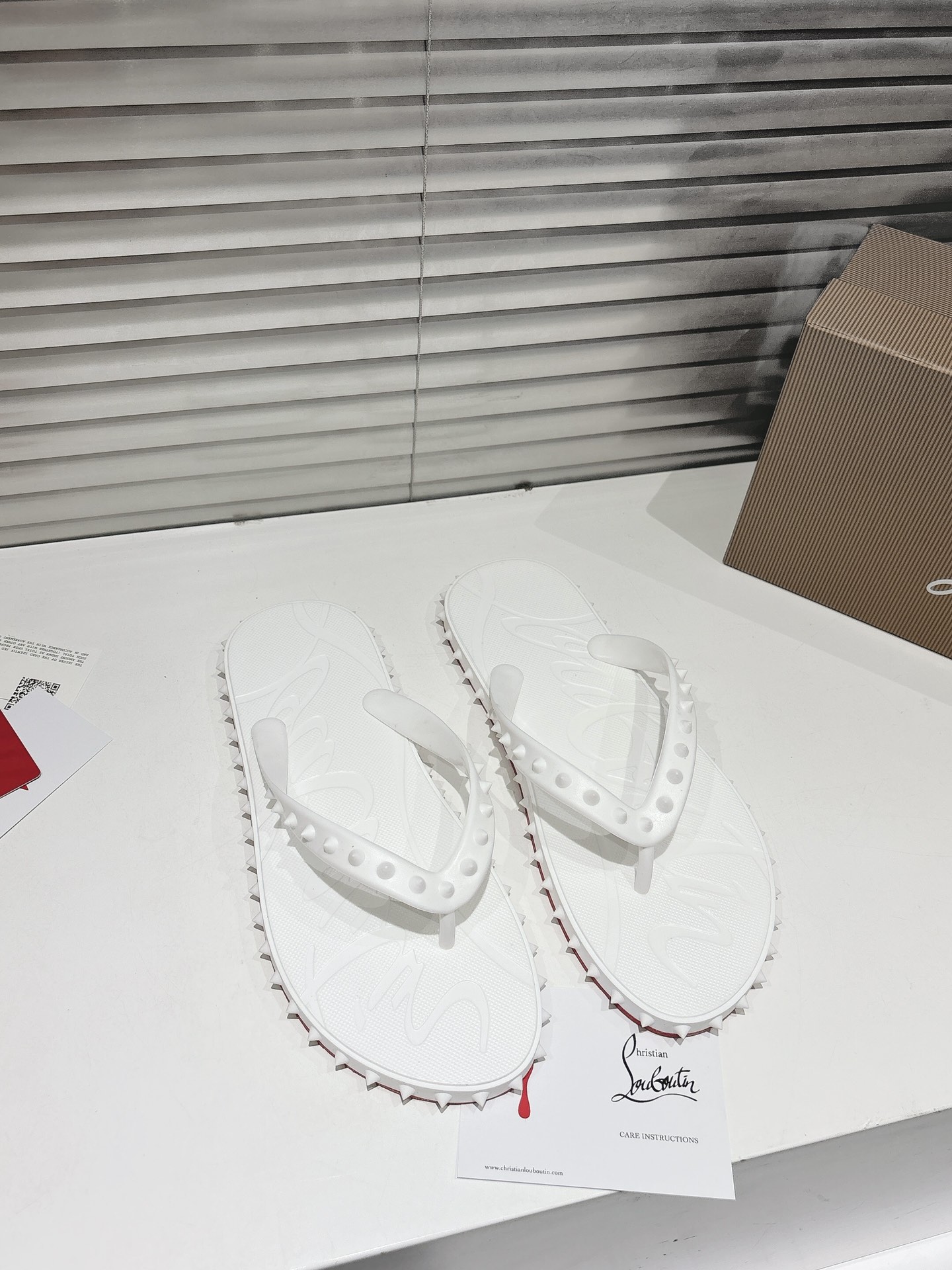 NO:261621,╔White stud flip flops╗ (This default yellow box) [If you want a black gift box, please note 10] ·Top version customization · 2025 Super Loubi Flip Donna sandals have a bold appeal, with the sole of the iconic Maison Christian Louboutin nails, decorated on the shoelaces. The sole is Loubi red, equipped with the Louboutin logo and leaves a mark on the sand. This stylish style is made of romantic pink rubber, with a hint of iconic Loubi red at the bottom. ————— Size : 37-46, split-toe shoes, sandals19860909╔白色围钉人字拖╗（此款默认黄盒）【如要黑礼盒需备注10】 ·顶级版定制· 2025  Super Loubi Flip Donna凉鞋具有大胆的吸引力,鞋底有标志性的Maison Christian Louboutin钉子,装饰在鞋带上.鞋底是Loubi红色,配有Louboutin的标志,并在沙子上留下印记.这款时尚的款式由浪漫粉红色橡胶制成,底部有一丝标志性的Loubi红色. —————— Size : 37-46,分趾鞋,sandals,Women's Shoes
