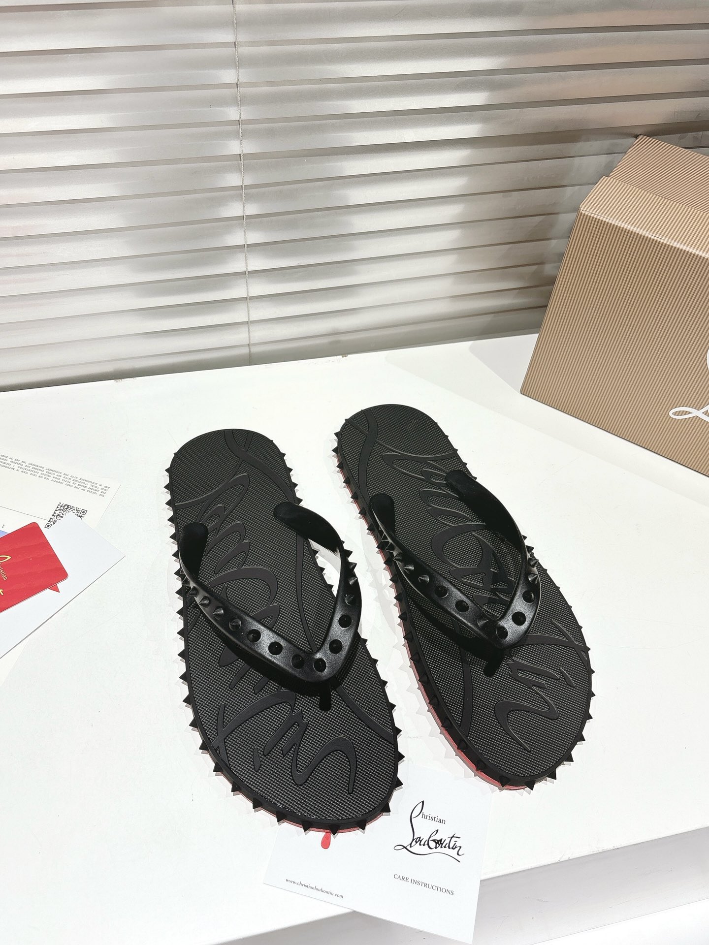 NO:261623,╔Black nailed flip flops╗ (This default yellow box) [If you want a black gift box, please note 10] ·Top version customization · 2025 Super Loubi Flip Donna sandals have a bold appeal, with the sole of the iconic Maison Christian Louboutin nails, decorated on the shoelaces. The sole is Loubi red, equipped with the Louboutin logo and leaves a mark on the sand. This stylish style is made of romantic pink rubber, with a hint of iconic Loubi red at the bottom. ————— Size : 37-46, split-toe shoes, sandals19860909╔黑色围钉人字拖╗（此款默认黄盒）【如要黑礼盒需备注10】 ·顶级版定制· 2025  Super Loubi Flip Donna凉鞋具有大胆的吸引力,鞋底有标志性的Maison Christian Louboutin钉子,装饰在鞋带上.鞋底是Loubi红色,配有Louboutin的标志,并在沙子上留下印记.这款时尚的款式由浪漫粉红色橡胶制成,底部有一丝标志性的Loubi红色. —————— Size : 37-46,分趾鞋,sandals,Women's Shoes