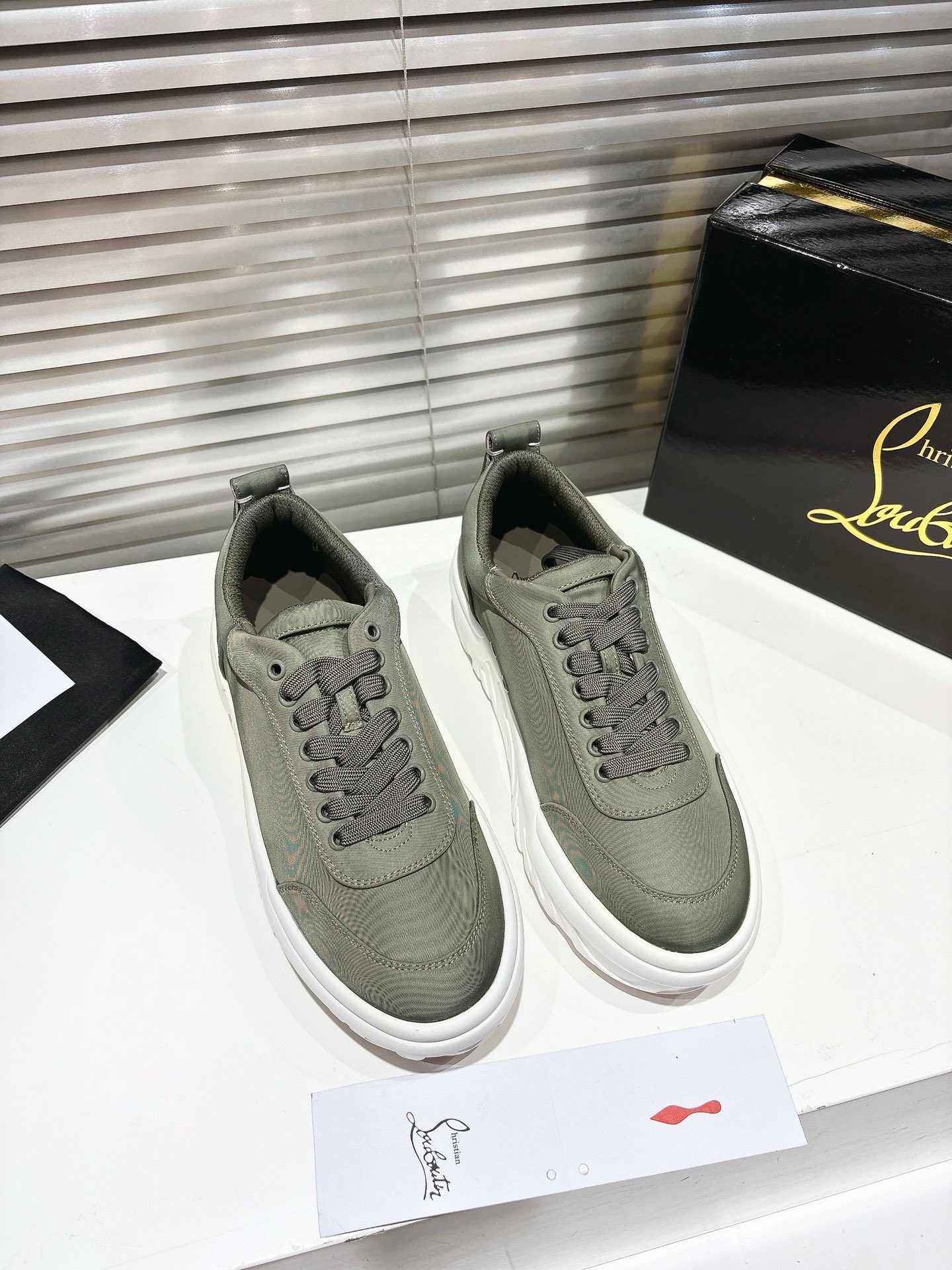 NO:259846,╔Low-top canvas thick-soled sneakers - smoky gray ╗ ·Top version customization · 2025 Maison Christian Louboutin Choukario low-top sneakers have an urban atmosphere. This sneaker has laces and heel labels on the top, which are completely made of smoky ash nylon, and the structure is softer. It comes with a relief sole made of environmentally friendly biosource EVA. Whether it is last, fabric, drill, nail, inner lining, outsole, as close to ZP as possible... The sole is originally specially supplied with original sole imported from the inner lining imported water dyed cowhide Private customization time is about 3-7 days ———— Size Men's 39M-46M, casual shoes/sports shoes, sneakers, cowhide19860909╔低帮帆布厚底运动鞋-烟灰色╗  ·顶级版定制· 2025  Maison Christian Louboutin Choukario低顶运动鞋具有都市气息.这款运动鞋在顶部设有鞋带和鞋跟标签,完全由烟灰尼龙制成,结构更加柔软.它配有一个由环保生物源EVA制成的浮雕鞋底. 无论是楦型、面料、钻、钉、内里、大底、都尽可能的接近ZP…… 鞋底原厂特供原版底 内里进口水染牛皮 私人定制时间3-7天左右 —————— Size 男款39M—46M,休闲鞋/运动鞋,sneakers,cowhide,Women's Shoes