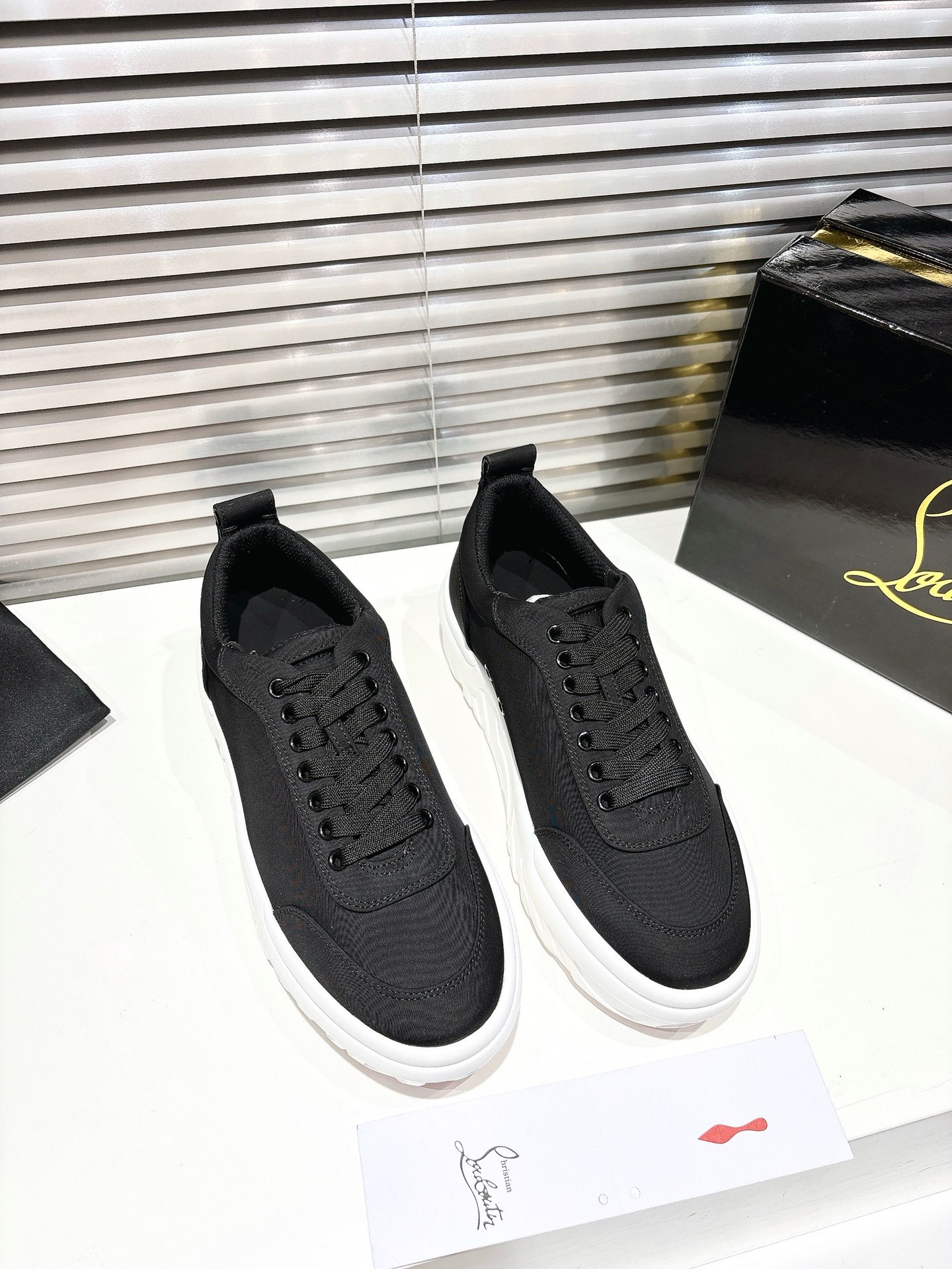 NO:259849,╔Low top canvas thick-soled sneakers-black╗·Top version customization· 2025 Maison Christian Louboutin Choukario low-top sneakers have an urban atmosphere. This sneaker has laces and heel labels on the top, which are made of nylon, and have a softer structure. It comes with a relief sole made of environmentally friendly biosource EVA. Whether it is last, fabric, drill, nail, inner lining, outsole, as close to ZP as possible... The sole is originally specially supplied with original sole imported from the inner lining imported water dyed cowhide Private customization time is about 3-7 days ———— Size Men's 39M-46M, casual shoes/sneakers, sneakers, cowhide19860909╔低帮帆布厚底运动鞋-黑色╗  ·顶级版定制· 2025  Maison Christian Louboutin Choukario低顶运动鞋具有都市气息.这款运动鞋在顶部设有鞋带和鞋跟标签,完全由烟灰尼龙制成,结构更加柔软.它配有一个由环保生物源EVA制成的浮雕鞋底. 无论是楦型、面料、钻、钉、内里、大底、都尽可能的接近ZP…… 鞋底原厂特供原版底 内里进口水染牛皮 私人定制时间3-7天左右 —————— Size 男款39M—46M,休闲鞋/运动鞋,sneakers,cowhide,Women's Shoes