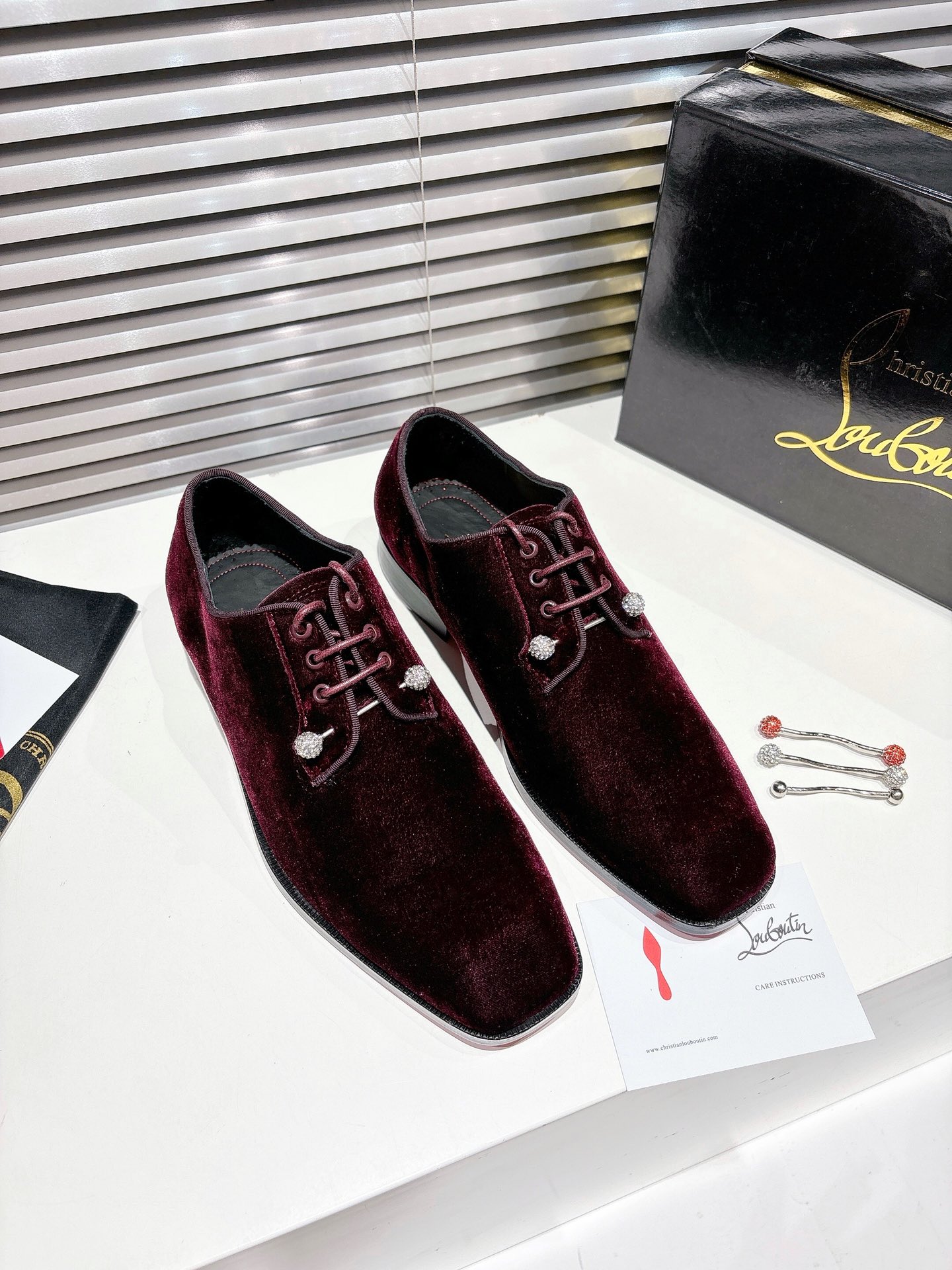 NO:408024,╔ Beaded lace-up burgundy velvet style╗ genuine leather sole Elegant Chambeliss Night Strass has smooth lines. This Maison Christian Louboutin Derby shoes are carefully crafted from black patent leather calfskin. It uses the same-color grosgrain piping, back label, and removable silver collar pin. The upper is decorated with removable silver collar pins on the top, highlighting the avant-garde style of Louboutin. · Top version customization· Whether it is last, fabric, drill, nail, inner lining, outsole, as close to ZP as possible... The sole is originally specially supplied with original sole. The inner lining imported water-dyed cowhide Private customization time is about 3-7 days ———— Size Men's 38M-47M, loafers, loafers, cowhide19860909╔串珠系带酒红绒款╗ 真皮底  优雅的 Chambeliss Night Strass 拥有流畅的线条.这款 Maison Christian Louboutin 德比鞋采用黑色漆皮小牛皮精心制作.它采用同色系罗缎滚边、背面标签、可拆卸银色领针 鞋面顶部饰有可拆卸的银色衣领别针,彰显 Louboutin 的前卫风格. ·顶级版定制·  无论是楦型、面料、钻、钉、内里、大底、都尽可能的接近ZP…… 鞋底原厂特供原版底 内里进口水染牛皮 私人定制时间3-7天左右 —————— Size 男款38M—47M,乐福鞋,loafers,cowhide,Women's Shoes