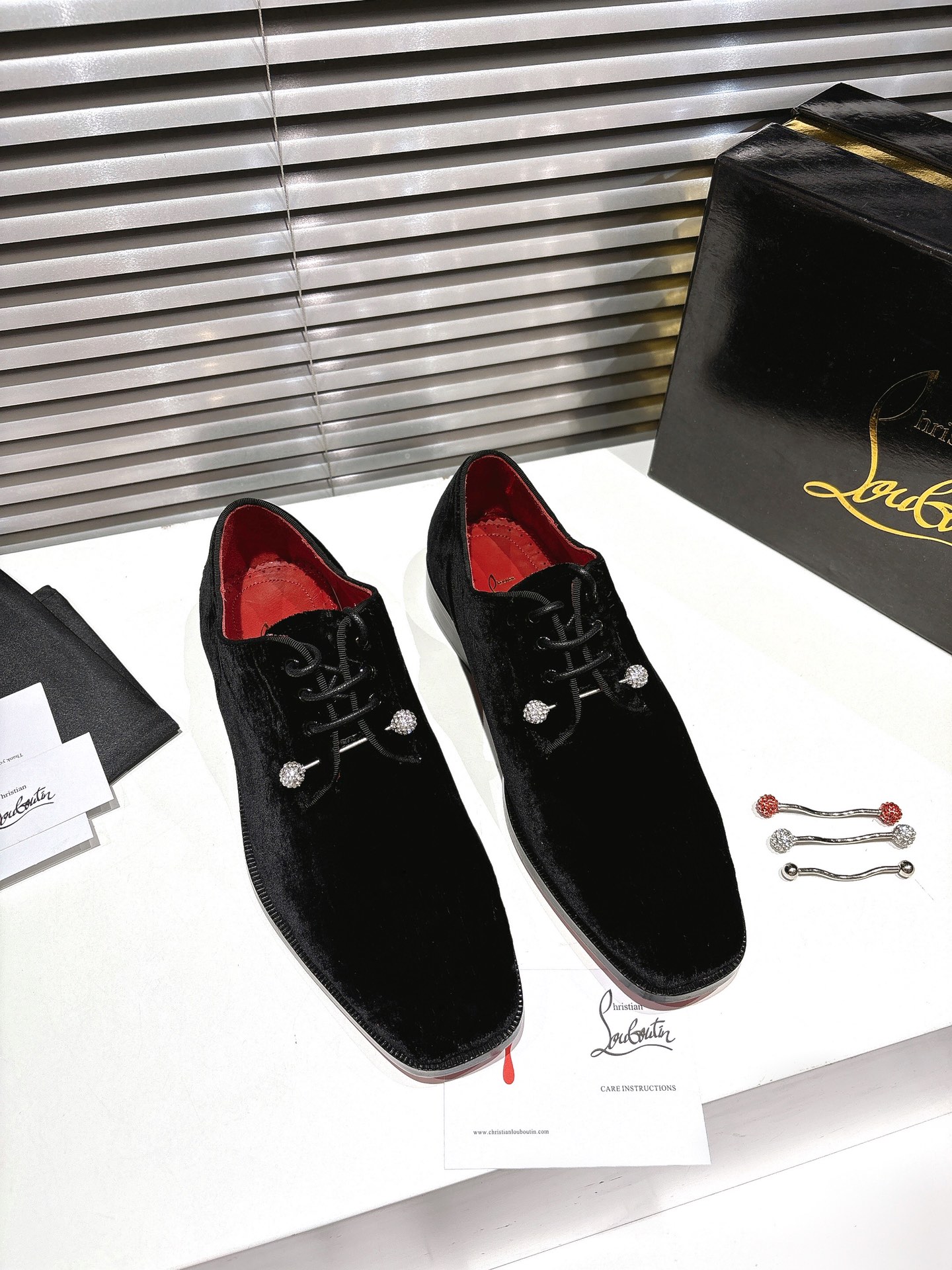 NO:407998,╔ Beaded lace-up black velvet style╗ genuine leather sole Elegant Chambeliss Night Strass has smooth lines. This Maison Christian Louboutin Derby shoes are carefully crafted from black patent leather calfskin. It uses the same-color grosgrain piping, back label, and removable silver collar pin. The upper is decorated with removable silver collar pins on the top, highlighting the avant-garde style of Louboutin. · Top version customization· Whether it is last, fabric, drill, nail, inner lining, outsole, as close to ZP as possible... The sole is originally specially supplied with original sole. The inner lining imported water-dyed cowhide Private customization time is about 3-7 days ———— Size Men's 38M-47M, loafers, loafers, cowhide19860909╔串珠系带黑丝绒款╗ 真皮底  优雅的 Chambeliss Night Strass 拥有流畅的线条.这款 Maison Christian Louboutin 德比鞋采用黑色漆皮小牛皮精心制作.它采用同色系罗缎滚边、背面标签、可拆卸银色领针 鞋面顶部饰有可拆卸的银色衣领别针,彰显 Louboutin 的前卫风格. ·顶级版定制·  无论是楦型、面料、钻、钉、内里、大底、都尽可能的接近ZP…… 鞋底原厂特供原版底 内里进口水染牛皮 私人定制时间3-7天左右 —————— Size 男款38M—47M,乐福鞋,loafers,cowhide,Women's Shoes
