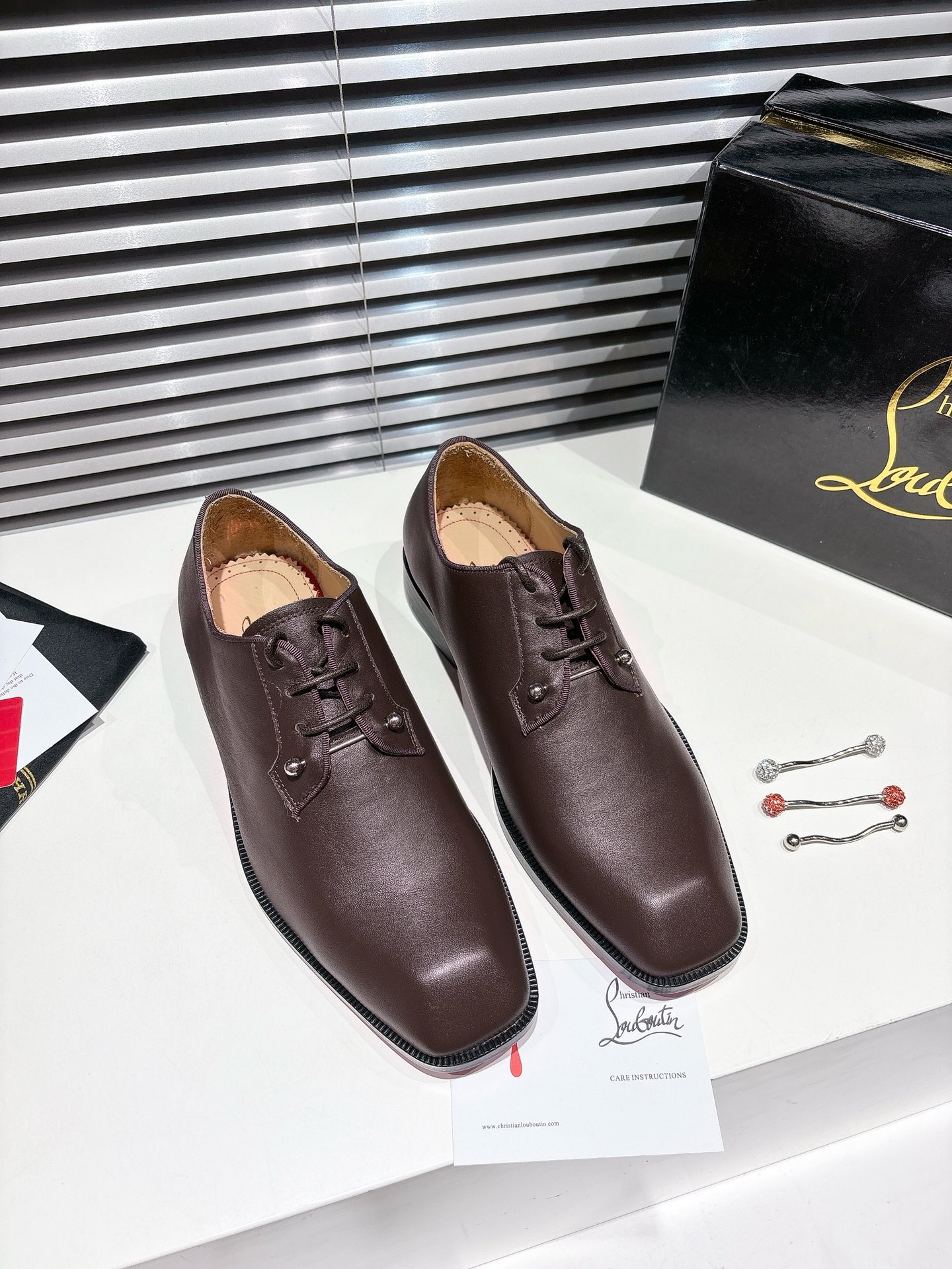 NO:408001,╔Beaded lace-up brown leather style╗ Genuine leather sole Elegant Chambeliss Night Strass has smooth lines. This Maison Christian Louboutin Derby shoes are carefully crafted from black patent leather calfskin. It uses the same-color grosgrain piping, back label, and removable silver collar pin. The upper is decorated with removable silver collar pins on the top, highlighting the avant-garde style of Louboutin. · Top version customization· Whether it is last, fabric, drill, nail, inner lining, outsole, as close to ZP as possible... The sole is originally specially supplied with original sole. The inner lining imported water dyed cowhide Private customization time is about 3-7 days ———— Size Men's 38M-47M, loafers, loafers, cowhide19860909╔串珠系带棕色皮面款╗ 真皮底  优雅的 Chambeliss Night Strass 拥有流畅的线条.这款 Maison Christian Louboutin 德比鞋采用黑色漆皮小牛皮精心制作.它采用同色系罗缎滚边、背面标签、可拆卸银色领针 鞋面顶部饰有可拆卸的银色衣领别针,彰显 Louboutin 的前卫风格. ·顶级版定制·  无论是楦型、面料、钻、钉、内里、大底、都尽可能的接近ZP…… 鞋底原厂特供原版底 内里进口水染牛皮 私人定制时间3-7天左右 —————— Size 男款38M—47M,乐福鞋,loafers,cowhide,Women's Shoes