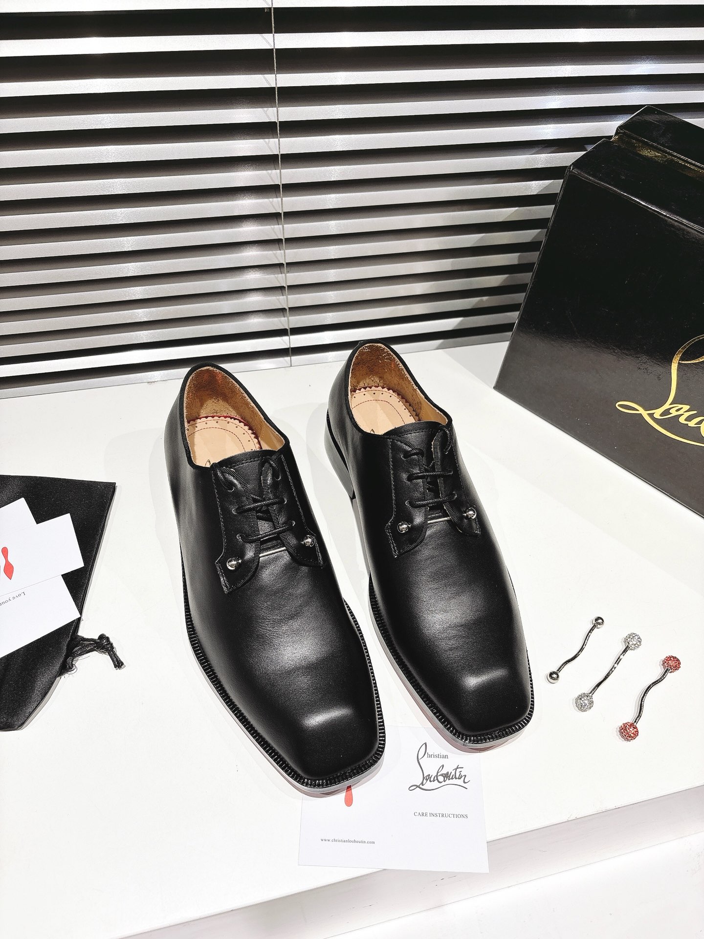 NO:408005,╔ Beaded lace-up black leather style╗ Genuine leather sole Elegant Chambeliss Night Strass has smooth lines. This Maison Christian Louboutin Derby shoes are carefully crafted from black patent leather calfskin. It uses grosgrain piping on the same color, label on the back, and removable silver collar pins. The upper is decorated with removable silver collar pins on the top, highlighting the avant-garde style of Louboutin. · Top version customization· Whether it is last, fabric, drill, nail, inner lining, outsole, as close to ZP as possible... The sole is originally specially supplied with original sole. The inner lining imported water dyed cowhide Private customization time is about 3-7 days ———— Size Men's 38M-47M, loafers, loafers, cowhide19860909╔串珠系带黑色皮面款╗ 真皮底  优雅的 Chambeliss Night Strass 拥有流畅的线条.这款 Maison Christian Louboutin 德比鞋采用黑色漆皮小牛皮精心制作.它采用同色系罗缎滚边、背面标签、可拆卸银色领针 鞋面顶部饰有可拆卸的银色衣领别针,彰显 Louboutin 的前卫风格. ·顶级版定制·  无论是楦型、面料、钻、钉、内里、大底、都尽可能的接近ZP…… 鞋底原厂特供原版底 内里进口水染牛皮 私人定制时间3-7天左右 —————— Size 男款38M—47M,乐福鞋,loafers,cowhide,Women's Shoes