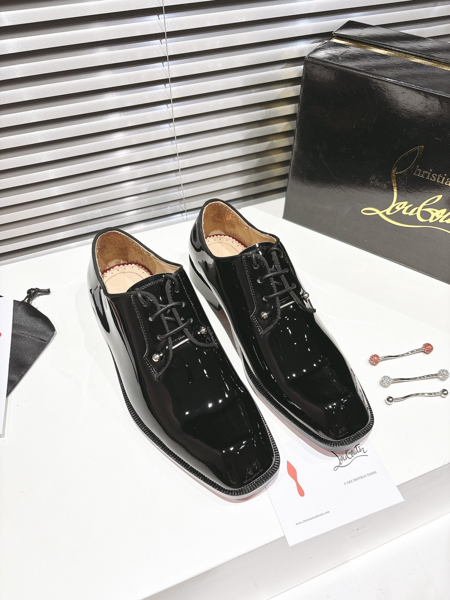 NO:408008,╔ Beaded lace-up black patent leather model╗ Genuine leather sole Elegant Chambeliss Night Strass has smooth lines. This Maison Christian Louboutin Derby shoes are carefully crafted from black patent leather calfskin. It uses grosgrain piping on the same color, label on the back, and removable silver collar pins. The upper is decorated with removable silver collar pins on the top, highlighting the avant-garde style of Louboutin. · Top version customization· Whether it is last, fabric, drill, nail, inner lining, outsole, as close to ZP as possible... The sole is originally specially supplied with original sole Imported water-dyed cowhide Private customization time is about 3-7 days ———— Size Men's 38M-47M, loafers, loafers, cowhide19860909╔串珠系带黑色漆皮款╗ 真皮底  优雅的 Chambeliss Night Strass 拥有流畅的线条.这款 Maison Christian Louboutin 德比鞋采用黑色漆皮小牛皮精心制作.它采用同色系罗缎滚边、背面标签、可拆卸银色领针 鞋面顶部饰有可拆卸的银色衣领别针,彰显 Louboutin 的前卫风格. ·顶级版定制·  无论是楦型、面料、钻、钉、内里、大底、都尽可能的接近ZP…… 鞋底原厂特供原版底 内里进口水染牛皮 私人定制时间3-7天左右 —————— Size 男款38M—47M,乐福鞋,loafers,cowhide,Women's Shoes