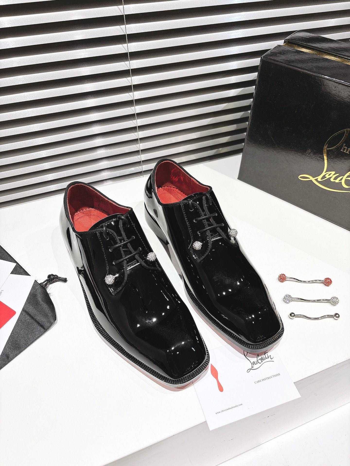 NO:408010,╔ Beaded lace-up black patent leather model (red inner lining)╗ Genuine leather sole Elegant Chambeliss Night Strass has smooth lines. This Maison Christian Louboutin Derby shoes are carefully crafted from black patent leather calfskin. It uses the same-color grosgrain piping, back label, and removable silver collar pin. The upper is decorated with removable silver collar pins on the top, highlighting the avant-garde style of Louboutin. · Top version customization· Whether it is last, fabric, drill, nail, inner lining, outsole, as close to ZP as possible... The sole is originally specially supplied with original sole. The inner lining imported water-dyed cowhide Private customization time is about 3-7 days ———— Size Men's 38M-47M, loafers, loafers, cowhide19860909╔串珠系带黑色漆皮款（红内里）╗ 真皮底  优雅的 Chambeliss Night Strass 拥有流畅的线条.这款 Maison Christian Louboutin 德比鞋采用黑色漆皮小牛皮精心制作.它采用同色系罗缎滚边、背面标签、可拆卸银色领针 鞋面顶部饰有可拆卸的银色衣领别针,彰显 Louboutin 的前卫风格. ·顶级版定制·  无论是楦型、面料、钻、钉、内里、大底、都尽可能的接近ZP…… 鞋底原厂特供原版底 内里进口水染牛皮 私人定制时间3-7天左右 —————— Size 男款38M—47M,乐福鞋,loafers,cowhide,Women's Shoes