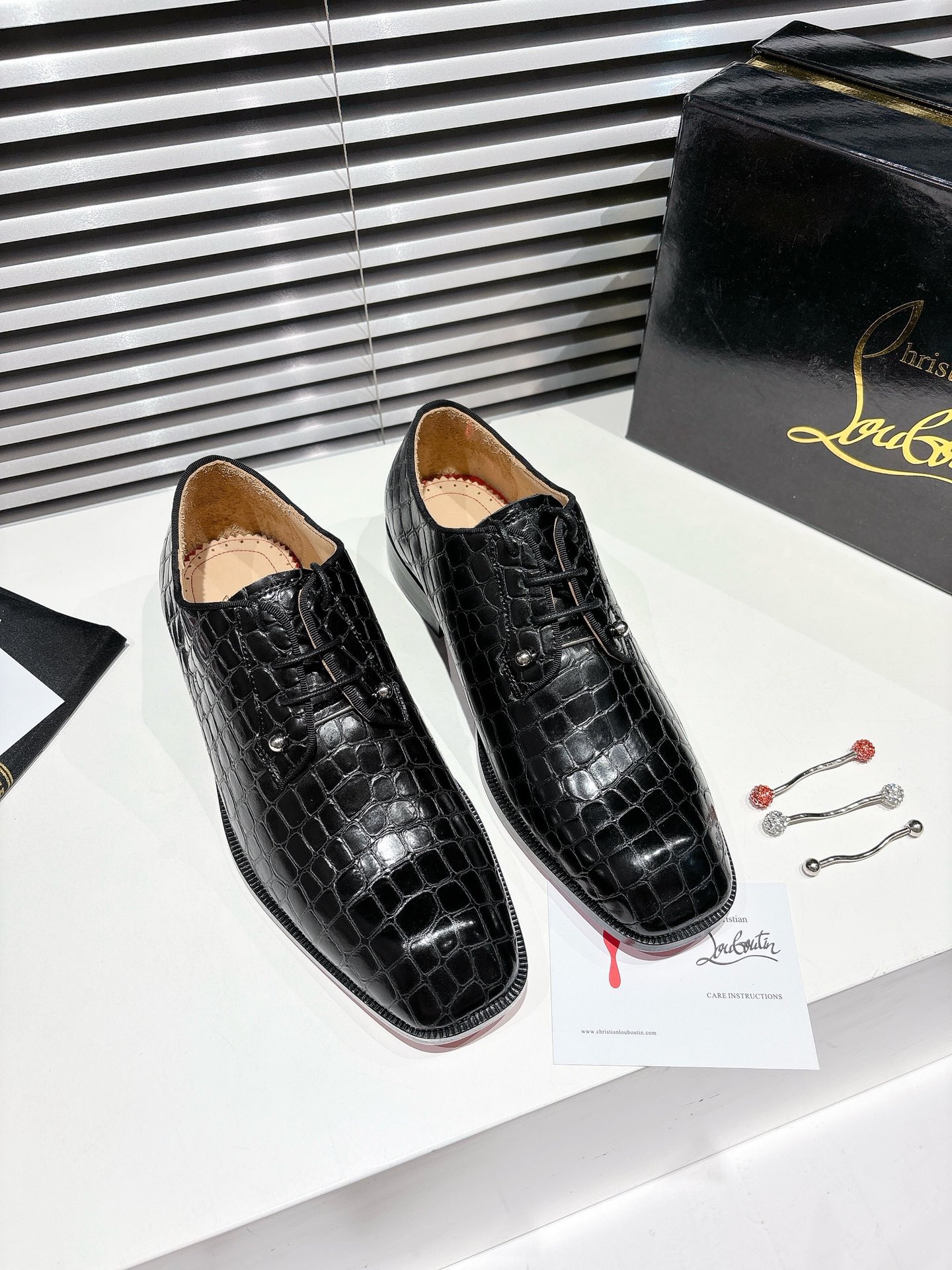 NO:408013,╔ Beaded lace-up black stone pattern╗ genuine leather sole Elegant Chambeliss Night Strass has smooth lines. This Maison Christian Louboutin Derby shoes are carefully crafted from black patent leather calfskin. It uses the same-color grosgrain piping, back label, and removable silver collar pin. The upper is decorated with removable silver collar pins on the top, highlighting the avant-garde style of Louboutin. · Top version customization· Whether it is last, fabric, drill, nail, inner lining, outsole, as close to ZP as possible... The sole is originally specially supplied with original sole Imported water-dyed cowhide Private customization time is about 3-7 days ———— Size Men's 38M-47M, loafers, loafers, cowhide19860909╔串珠系带黑色石头纹款╗ 真皮底  优雅的 Chambeliss Night Strass 拥有流畅的线条.这款 Maison Christian Louboutin 德比鞋采用黑色漆皮小牛皮精心制作.它采用同色系罗缎滚边、背面标签、可拆卸银色领针 鞋面顶部饰有可拆卸的银色衣领别针,彰显 Louboutin 的前卫风格. ·顶级版定制·  无论是楦型、面料、钻、钉、内里、大底、都尽可能的接近ZP…… 鞋底原厂特供原版底 内里进口水染牛皮 私人定制时间3-7天左右 —————— Size 男款38M—47M,乐福鞋,loafers,cowhide,Women's Shoes