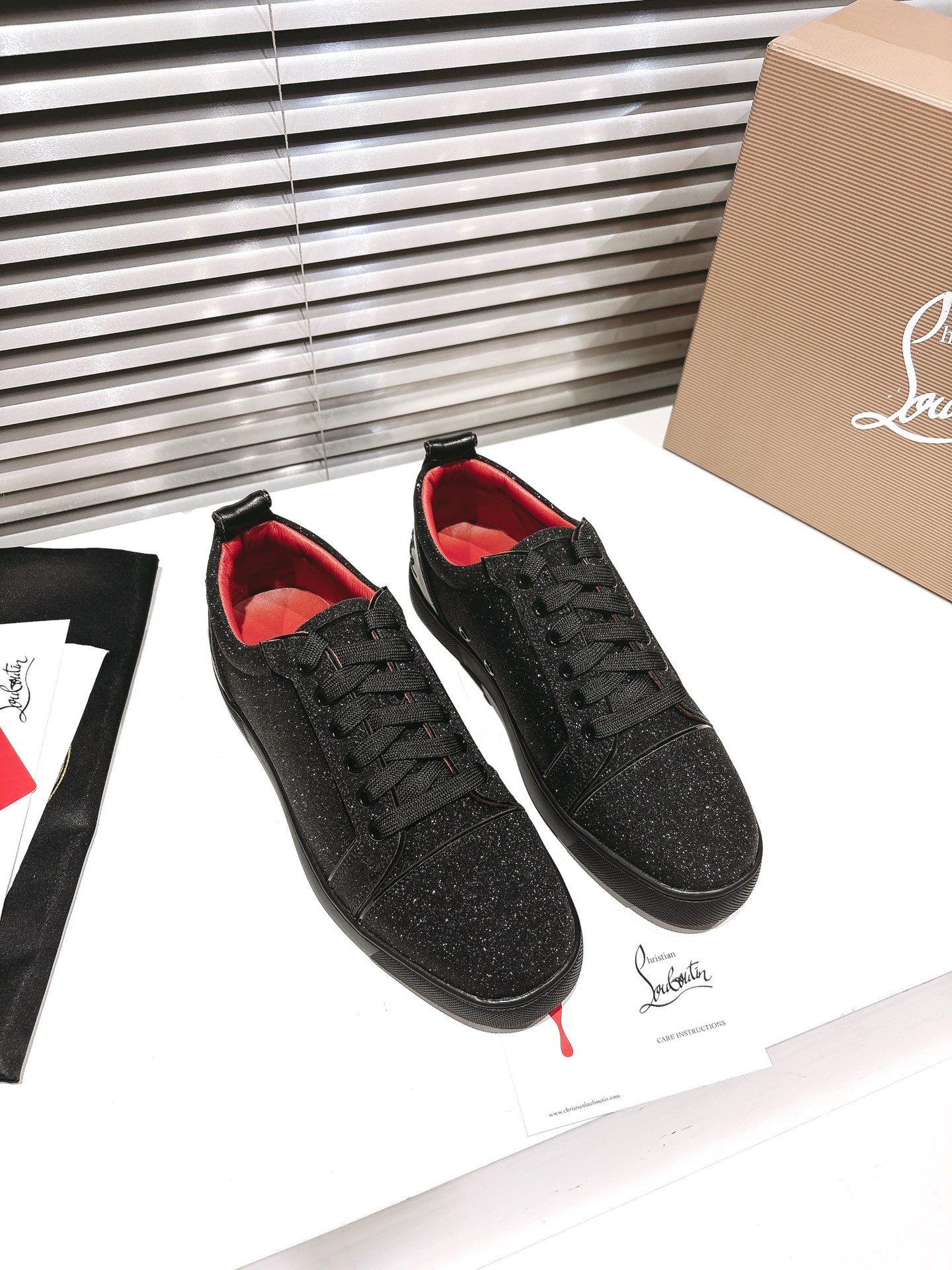 NO:492225,╔Low-top black fine sand electric embroidery style╗ ·Top version customization· 2025 Whether it is last, fabric, drill, nail, inner lining, and outsole, it is as close to ZP as possible... Original sole is specially supplied with original sole Inner lining fabric + imported water dyed cowhide Private customization time is about 3-7 days ———— Size Women's 35M-41M Men's 38M-47M, casual shoes/sneakers, sneakers, cowhide19860909╔低帮黑细沙后电绣款╗  ·顶级版定制· 2025  无论是楦型、面料、钻、钉、内里、大底、都尽可能的接近ZP…… 鞋底原厂特供原版底 内里布料+进口水染牛皮 私人定制时间3-7天左右 —————— Size 女款35M—41M  男款38M—47M,休闲鞋/运动鞋,sneakers,cowhide,Women's Shoes