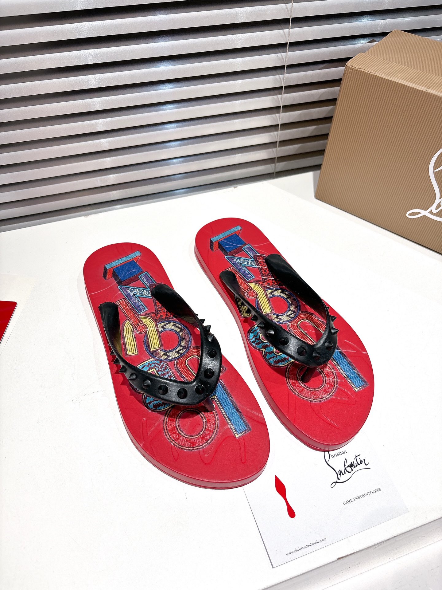 NO:444450,╔Flip flops red print╗ (yellow box packaging) ·Top version customization· 2025 Whether it is last, fabric, drill, nail, inner lining, outsole, as close to ZP as possible... Original sole is specially supplied with original sole, imported water-dyed cowhide, private customization time is about 3-7 days ———— Size Men's model 37M-46M, split-toe shoes, cowhide19860909╔人字拖红色印花╗（黄色盒子包装） ·顶级版定制· 2025  无论是楦型、面料、钻、钉、内里、大底、都尽可能的接近ZP…… 鞋底原厂特供原版底 内里进口水染牛皮 私人定制时间3-7天左右 —————— Size 男款 37M—46M,分趾鞋,cowhide,Women's Shoes