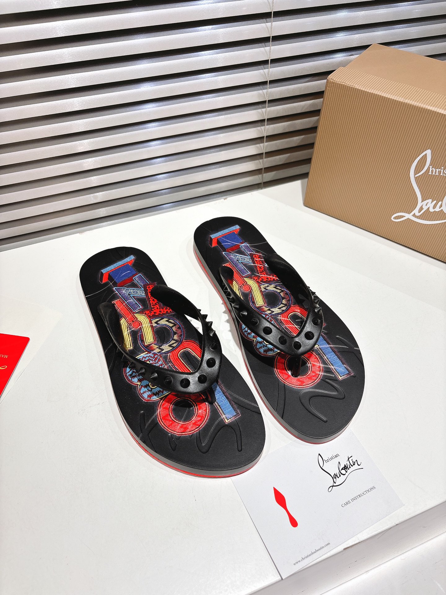NO:444456,╔Flip flops black print╗ (yellow box packaging) ·Top version customization· 2025 Whether it is last, fabric, drill, nail, inner lining, outsole, as close to ZP as possible... Original sole is specially supplied with original sole. Imported water-dyed cowhide in the inner lining. Private customization time is about 3-7 days ———— Size Men's model 37M-46M, split-toe shoes, cowhide19860909╔人字拖黑色印花╗（黄色盒子包装） ·顶级版定制· 2025  无论是楦型、面料、钻、钉、内里、大底、都尽可能的接近ZP…… 鞋底原厂特供原版底 内里进口水染牛皮 私人定制时间3-7天左右 —————— Size 男款 37M—46M,分趾鞋,cowhide,Women's Shoes