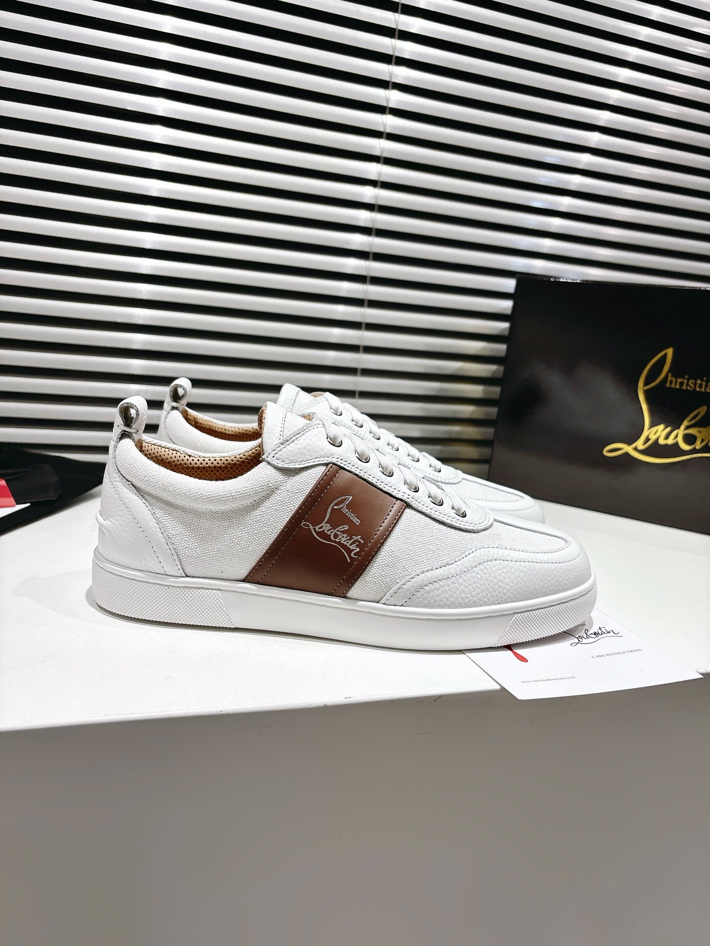 Customized Christian Louboutin Sneakers: Retro Style with Modern Twist - 图片 4