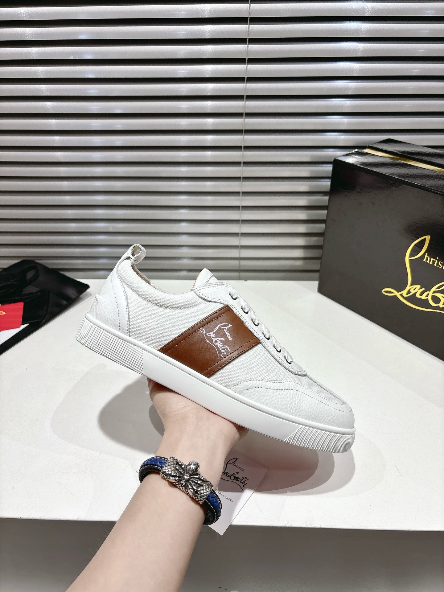 Customized Christian Louboutin Sneakers: Retro Style with Modern Twist - 图片 5