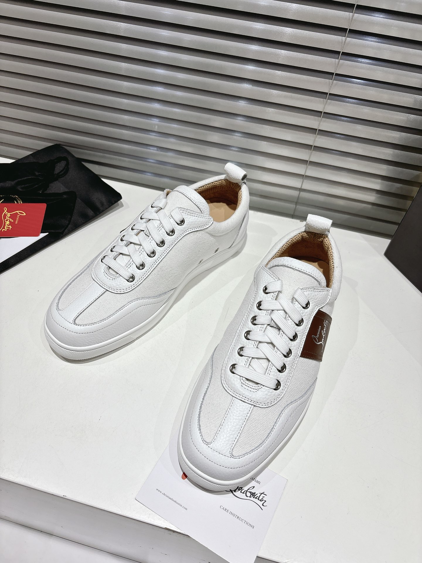 Customized Christian Louboutin Sneakers: Retro Style with Modern Twist - 图片 2