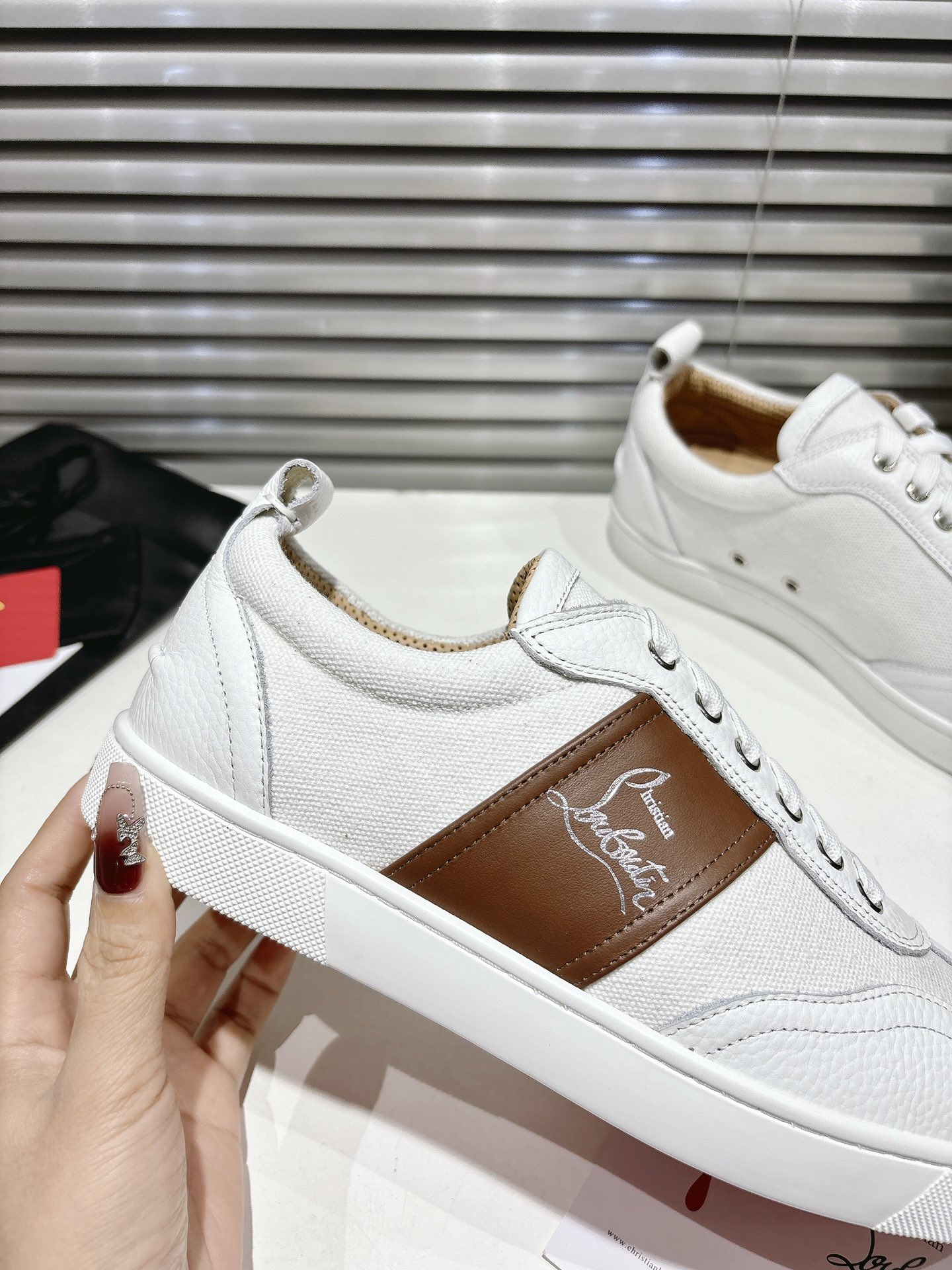 Customized Christian Louboutin Sneakers: Retro Style with Modern Twist - 图片 8