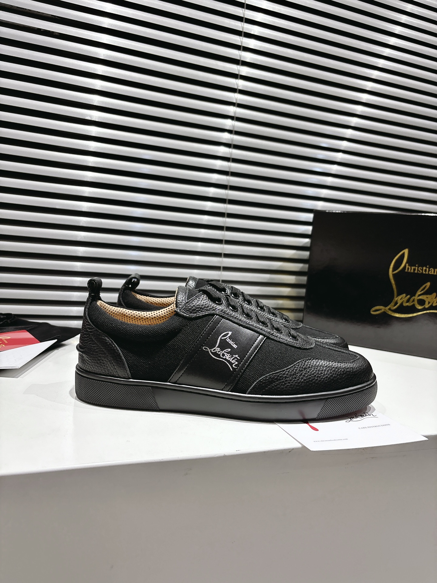 2025s Top-Level Customization by Christian Louboutin: Retro Sneakers with Modern Twist - 图片 4