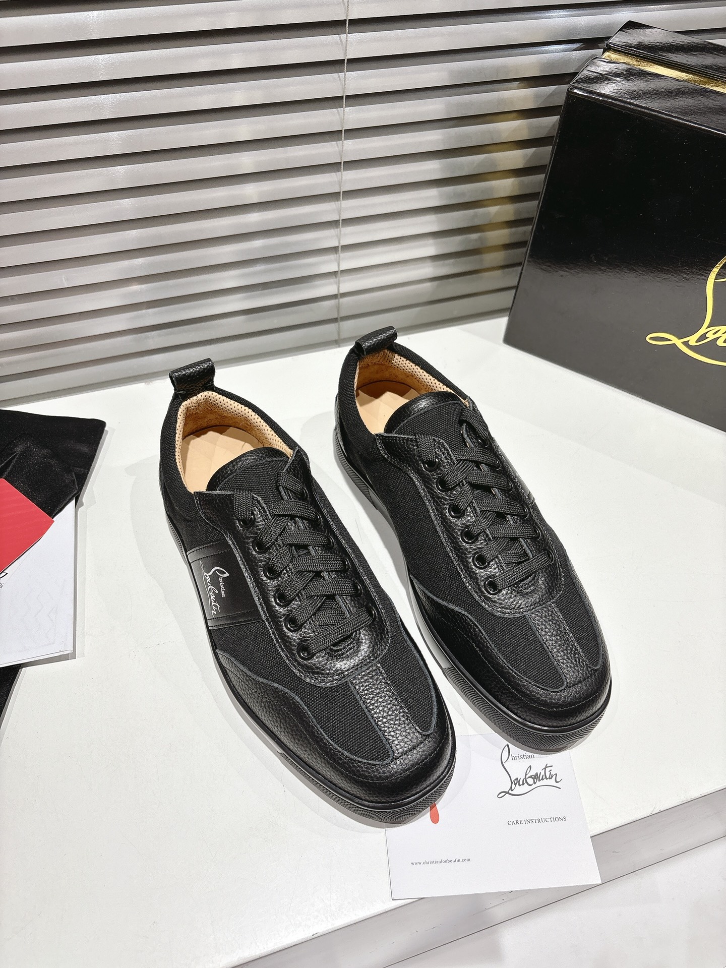 2025s Top-Level Customization by Christian Louboutin: Retro Sneakers with Modern Twist - 图片 1