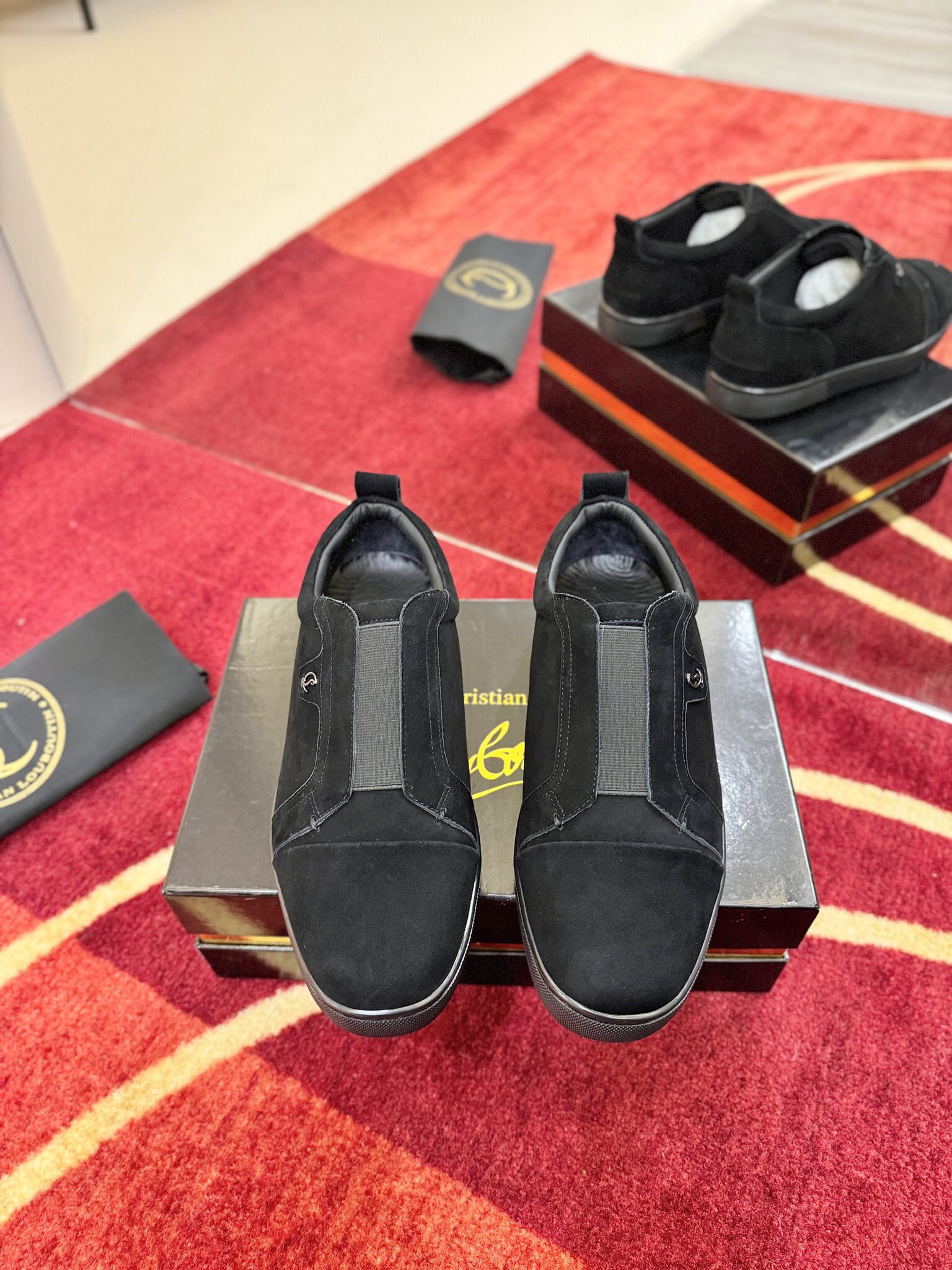 NO:577659,╔Low top elastic band brown and black model╗·Top version customization·2025 As the iconic Maison Christian Louboutin sneaker, the St Louis is charming with its modern style. It is made of leather and equipped with a tonal rubber sole. As a suit version of the iconic Louis, this sports shoe has a softer structure, an elastic strap on the upper and an elegant slightly rounded toe.  No matter the last type, fabric, diamonds, nails, lining, outsole, it is as close as possible to ZP... The original sole is specially provided by the original factory. The lining is imported water-dyed cowhide. The private customization time is about 3-7 days. ———— Size: Women's 35M-41M Men's 38M-47M, loafers, louis vuitton, loafers, sneakers, cowhide19860909╔低帮松紧带棕黑色款╗  ·顶级版定制· 2025  作为标志性的Maison Christian Louboutin运动鞋,St Louis以其现代风格迷人.它由皮绒制成,配有色调的橡胶鞋底.作为标志性的Louis的套装版本,这款运动型鞋具有更柔软的结构,鞋面上有一个弹性带和一个优雅的稍微圆形的脚趾. 无论是楦型、面料、钻、钉、内里、大底、都尽可能的接近ZP…… 鞋底原厂特供原版底 内里进口水染牛皮 私人定制时间3-7天左右 —————— Size : 女款35M—41M 男款38M-47M,乐福鞋,louis vuitton,loafers,sneakers,cowhide,Women's Shoes