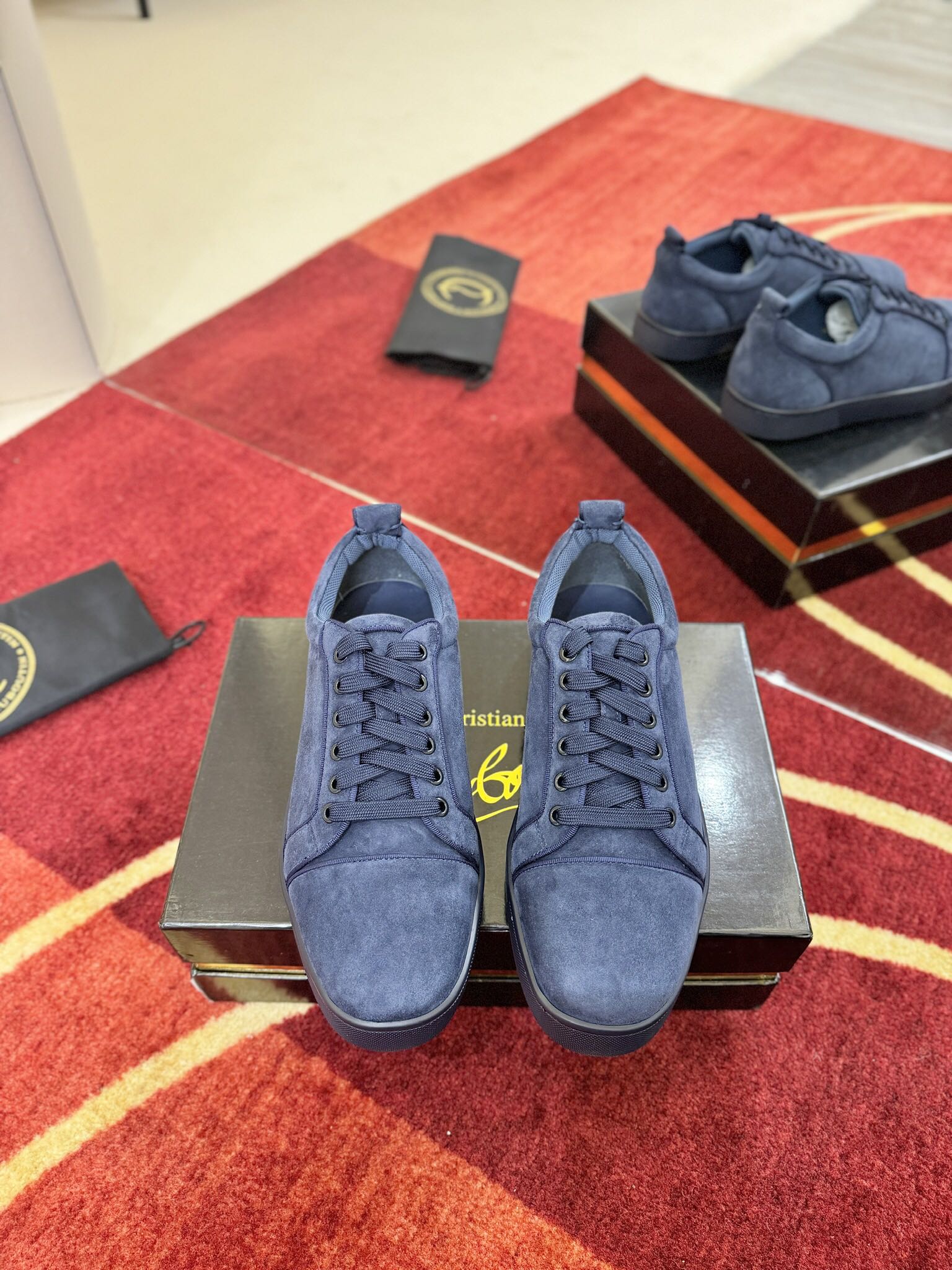 NO:750048,╔Low top mist blue sheep Jingguang version╗ ·Top version customization·2025 No matter the last shape, fabric, diamonds, nails, lining, outsole, they are as close as possible to ZP... The original sole is specially provided by the original factory. The lining is imported water-dyed cowhide. Private customization time is about 3-7 days —————— Size: Women's 35M-41M  Men's 38M-47M, casual shoes/sports shoes, sneakers, cowhide, sheep19860909╔低帮迷雾蓝羊京光版款╗  ·顶级版定制· 2025  无论是楦型、面料、钻、钉、内里、大底、都尽可能的接近ZP…… 鞋底原厂特供原版底 内里进口水染牛皮 私人定制时间3-7天左右 —————— Size : 女款35M—41M 男款38M-47M,休闲鞋/运动鞋,sneakers,cowhide,sheep,Women's Shoes