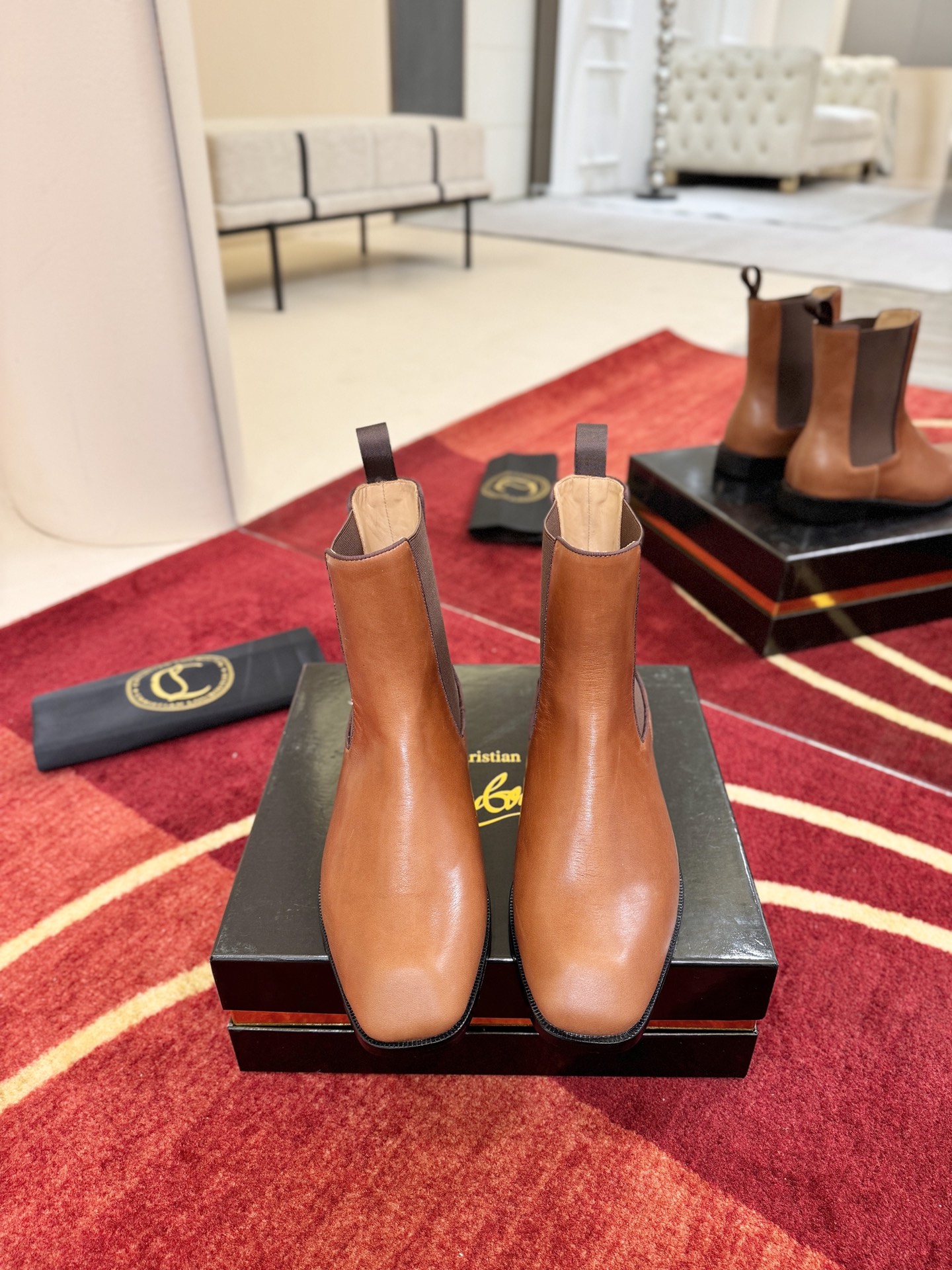 NO:711038,╔Glossy Rubber Boot Brown╗ ·Top Edition Customization·2026 Originally designed for Brad Pitt, this Samson ankle boot exudes elegance and convenience. Stunning style, exquisite craftsmanship and comfort are the distinctive features of this boot. Its sides are made of elastic material, making it easy to put on and take off. This season, Samson is presented in smooth leather material, with matching decoration and elastic panels, showing its elegant style. No matter the last type, fabric, diamonds, nails, lining, outsole, everything is as close as possible to ZP... The original sole is specially provided by the original factory. The lining is imported water-dyed cowhide. The private customization time is about 3-7 days. ———— Size Men's 38M-46M, boots, boots, cowhide19860909╔光版橡筋靴棕色╗  ·顶级版定制· 2026  这款 Samson 踝靴最初是为布拉德·皮特设计的,它散发着优雅与便利的气息.惊艳的款式、精湛的工艺与舒适性是这款靴子的显著特点.其侧面采用弹性材质,便于轻松穿脱.本季,Samson 以光滑的皮材质呈现,搭配色调一致的装饰与弹性面板,尽显高雅格调. 无论是楦型、面料、钻、钉、内里、大底、都尽可能的接近ZP…… 鞋底原厂特供原版底 内里进口水染牛皮 私人定制时间3-7天左右 —————— Size 男款38M—46M,靴子,boots,cowhide,Women's Shoes