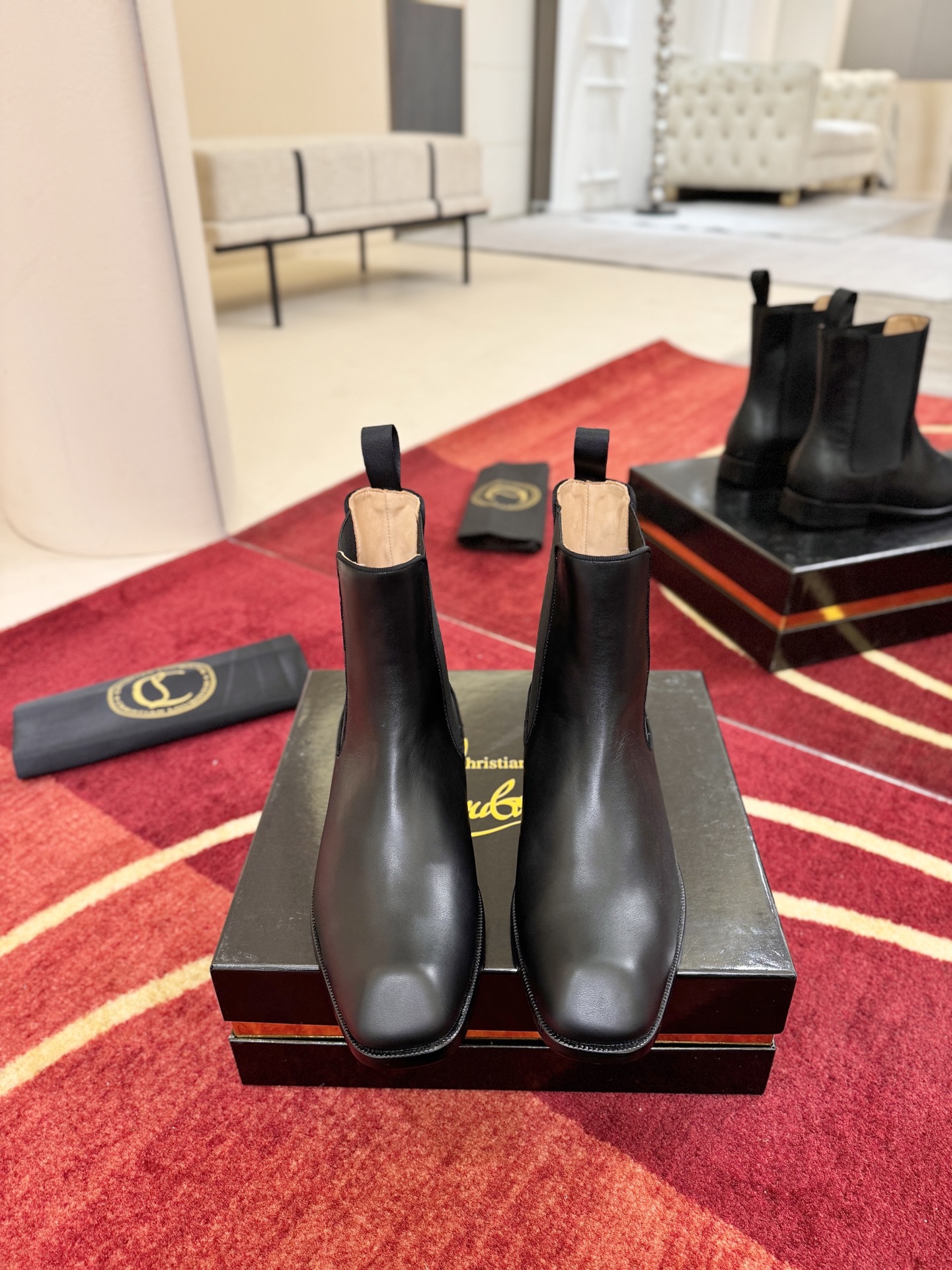 NO:711041,╔Light Edition Rubber Boots Black╗ ·Top Edition Customized·2026 Originally designed for Brad Pitt, this Samson ankle boot exudes elegance and convenience. Stunning style, exquisite craftsmanship and comfort are the distinctive features of this boot. Its sides are made of elastic material, making it easy to put on and take off. This season, Samson is presented in smooth leather material with consistent tonal decoration and elastic panels, showing its elegant style. No matter the last type, fabric, diamonds, nails, lining, outsole, everything is as close as possible to ZP... The original sole is specially provided by the original factory. The lining is imported water-dyed cowhide. The private customization time is about 3-7 days. ———— Size Men's 38M-46M, boots, boots, cowhide19860909╔光版橡筋靴黑色╗  ·顶级版定制· 2026  这款 Samson 踝靴最初是为布拉德·皮特设计的,它散发着优雅与便利的气息.惊艳的款式、精湛的工艺与舒适性是这款靴子的显著特点.其侧面采用弹性材质,便于轻松穿脱.本季,Samson 以光滑的皮材质呈现,搭配色调一致的装饰与弹性面板,尽显高雅格调. 无论是楦型、面料、钻、钉、内里、大底、都尽可能的接近ZP…… 鞋底原厂特供原版底 内里进口水染牛皮 私人定制时间3-7天左右 —————— Size 男款38M—46M,靴子,boots,cowhide,Women's Shoes