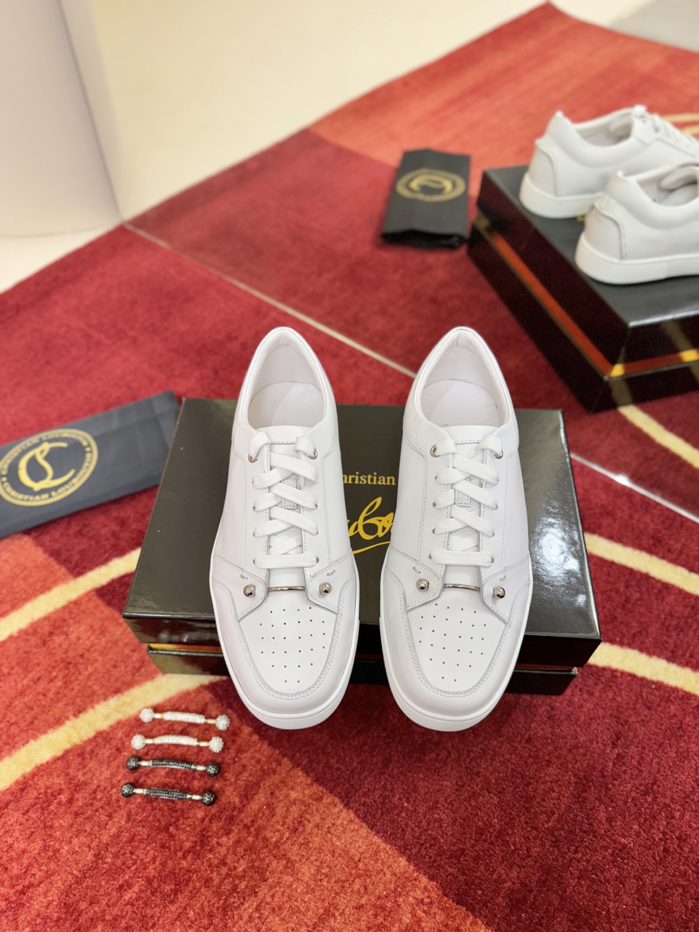 ╔ ╗ · · 2026𝐬𝐬 𝑪𝒉𝒓𝒊𝒔𝒕𝒊𝒂𝒏 𝑳𝒐𝒖𝒃𝒐𝒖𝒕𝒊𝒏 Chambelisneak Pin Strass Maison Christian Louboutin Crystal ▪️ ZP……
▪️ ▪️ ▪️ 3-7 ——————
Taglia : 35M—41M 38M-47M