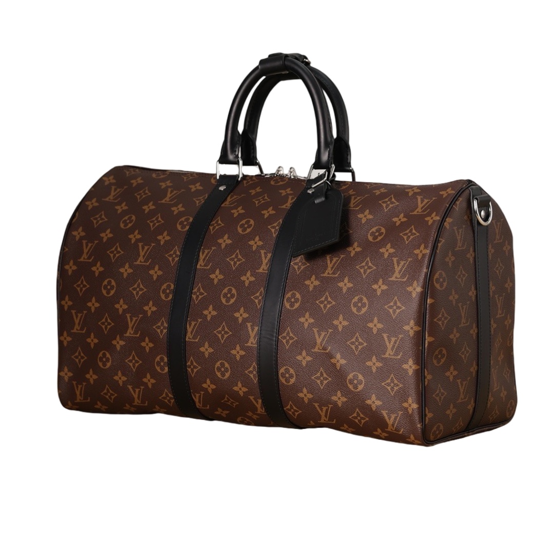 图片[4]-LOUIS VUITTON 路易威登 Keepall 黑棕老花旅行包 此款旅行包采用有史以来尤其受欢迎的经典路易威登设计 适用于事业繁忙而又注重品味的男士 宽敞的容量和可调节肩带适用于工作、休闲或出行特殊涂层帆布一体 天然牛皮饰边 棉纺织衬里 大容量设计 随身上机行李尺寸 可拆卸皮革铭牌 可调节肩带 尺寸：45*20*27cm-选品中心