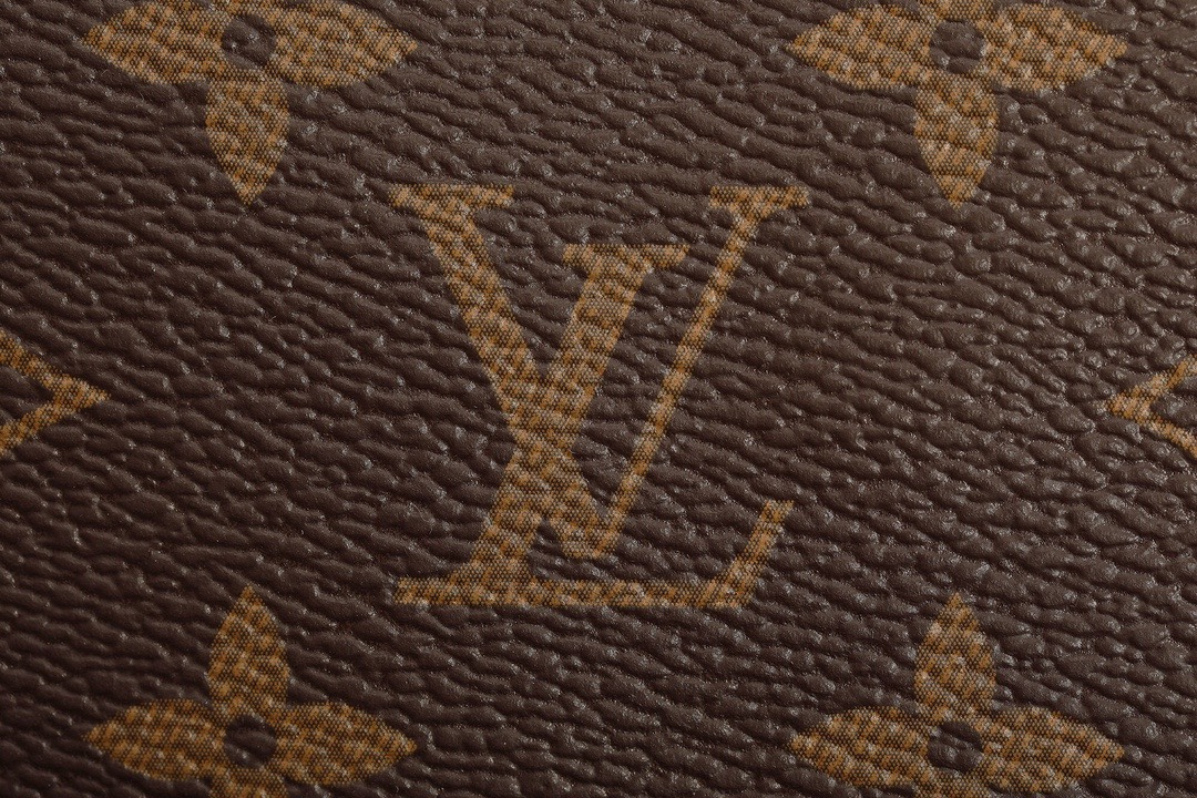图片[8]-LOUIS VUITTON 路易威登 Keepall 黑棕老花旅行包 此款旅行包采用有史以来尤其受欢迎的经典路易威登设计 适用于事业繁忙而又注重品味的男士 宽敞的容量和可调节肩带适用于工作、休闲或出行特殊涂层帆布一体 天然牛皮饰边 棉纺织衬里 大容量设计 随身上机行李尺寸 可拆卸皮革铭牌 可调节肩带 尺寸：45*20*27cm-选品中心