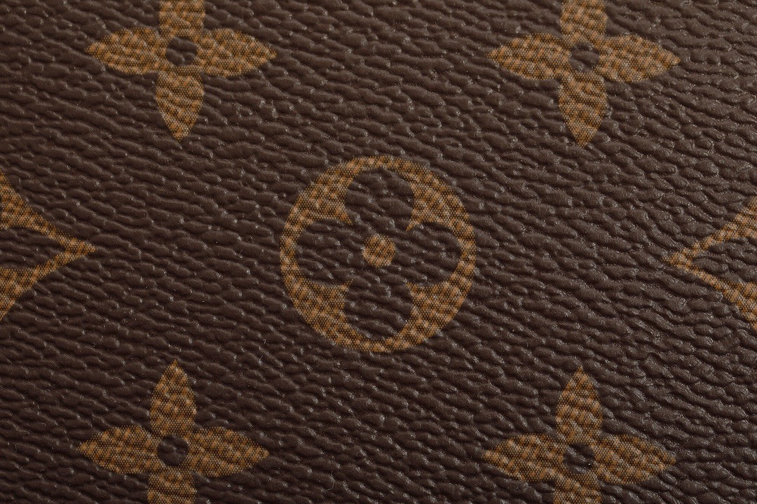 图片[9]-LOUIS VUITTON 路易威登 Keepall 黑棕老花旅行包 此款旅行包采用有史以来尤其受欢迎的经典路易威登设计 适用于事业繁忙而又注重品味的男士 宽敞的容量和可调节肩带适用于工作、休闲或出行特殊涂层帆布一体 天然牛皮饰边 棉纺织衬里 大容量设计 随身上机行李尺寸 可拆卸皮革铭牌 可调节肩带 尺寸：45*20*27cm-选品中心