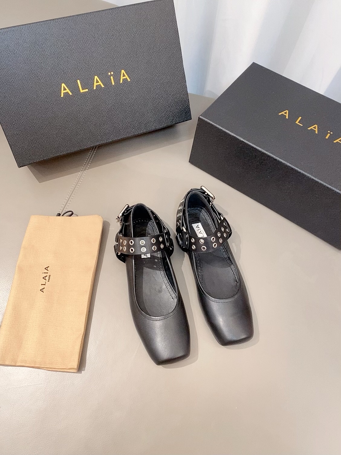 NO:232565,Top quality ss25 Alaia | Square-headed ballet shoes. The metal hole-hole-eye design feels full, and the buckle adds a cute atmosphere. It is very suitable for sweet and cool girls!  size 35-41 (customized for 40-41), ballet shoes, alaia19860909顶级品质 ss25 Alaia |方头芭蕾舞鞋 金属洞洞眼设计感十足,一字搭扣又增添了可爱的氛围.非常适合甜酷风女孩！ size 35-41（40-41定做）,芭蕾舞鞋,alaia,Women's Shoes