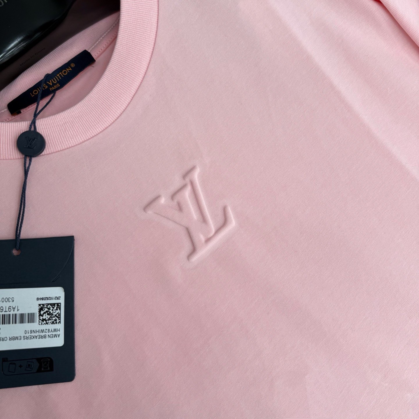 Louis Vuitton 路易威登 立体浮雕压花logo短袖-Chinese UA Cheap High Quatity Brand Clothes Bags handbags Sneakers wholesale wholesaler seller from China Factory suppliers Fashion Clothing Shoes best Quality Beautiful Price Louis Vuitton 路易威登 立体浮雕压花logo短袖