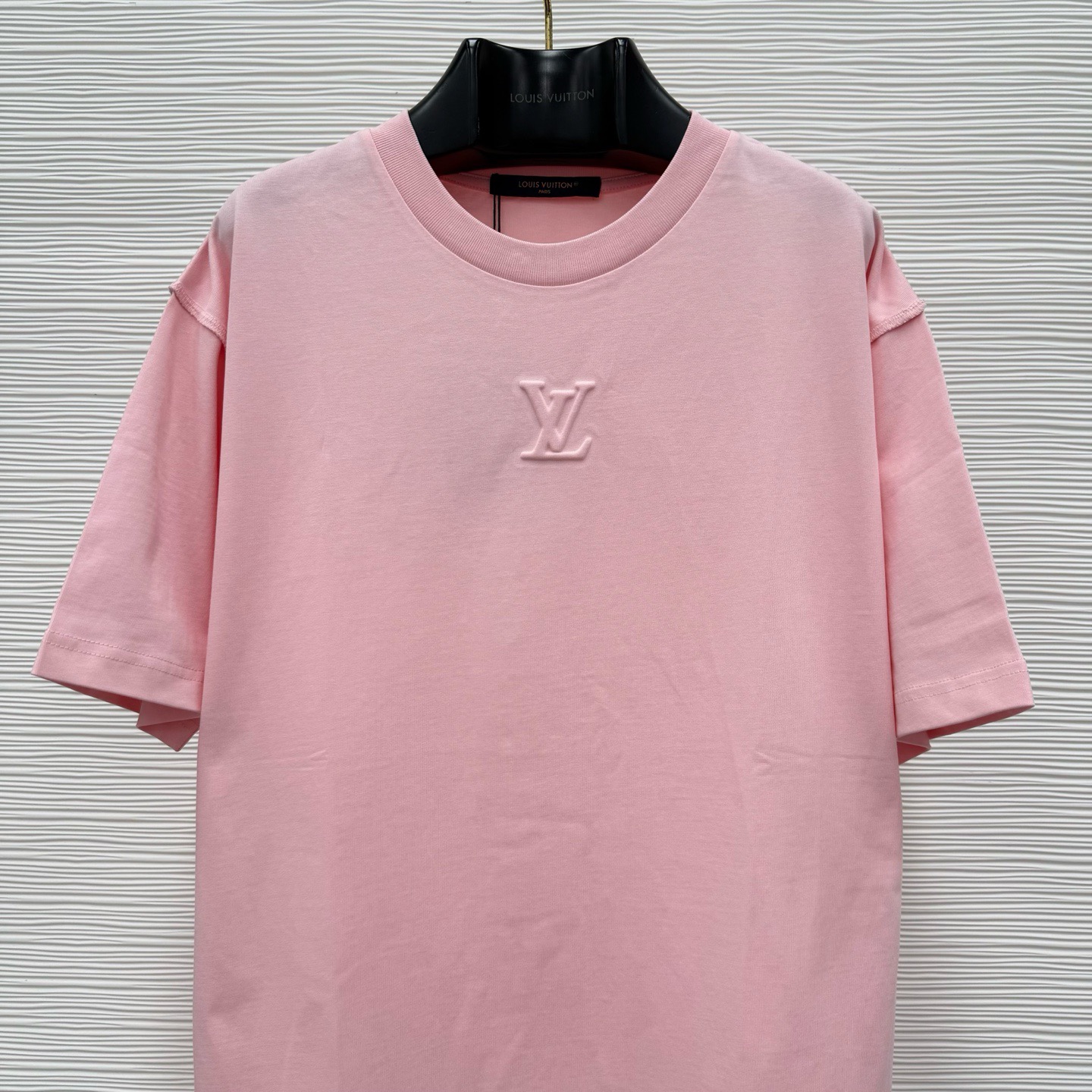 Louis Vuitton 路易威登 立体浮雕压花logo短袖-Chinese UA Cheap High Quatity Brand Clothes Bags handbags Sneakers wholesale wholesaler seller from China Factory suppliers Fashion Clothing Shoes best Quality Beautiful Price Louis Vuitton 路易威登 立体浮雕压花logo短袖