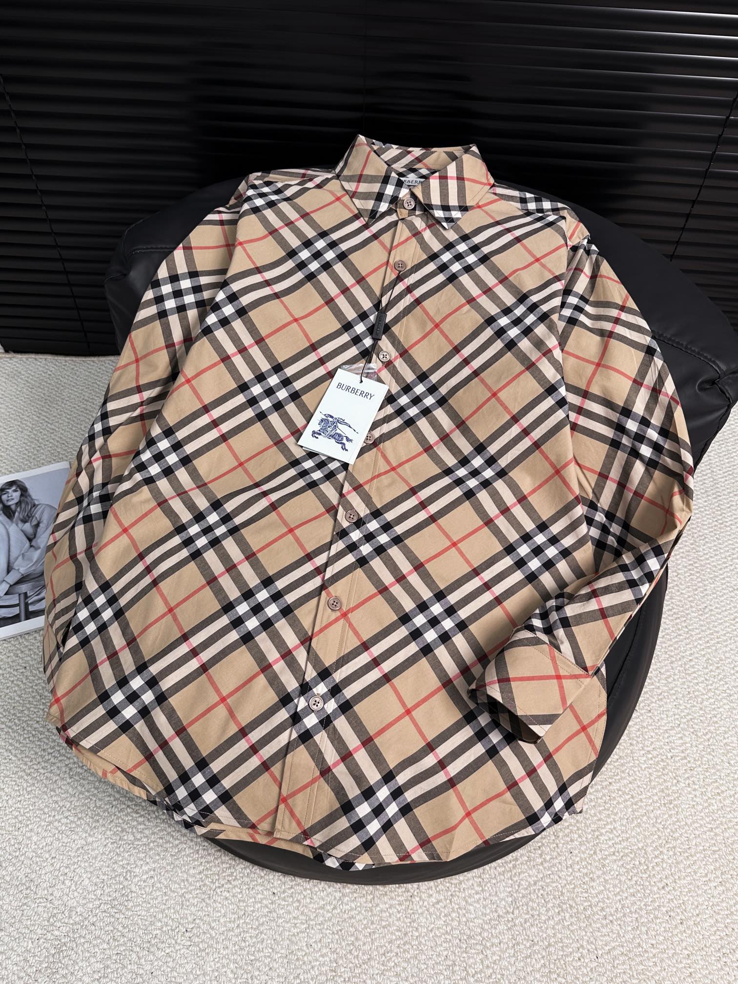 Número de estilo: 1039 Camisa clásica de manga larga a cuadros Burberry 2024ss: la camisa a cuadros está confeccionada …