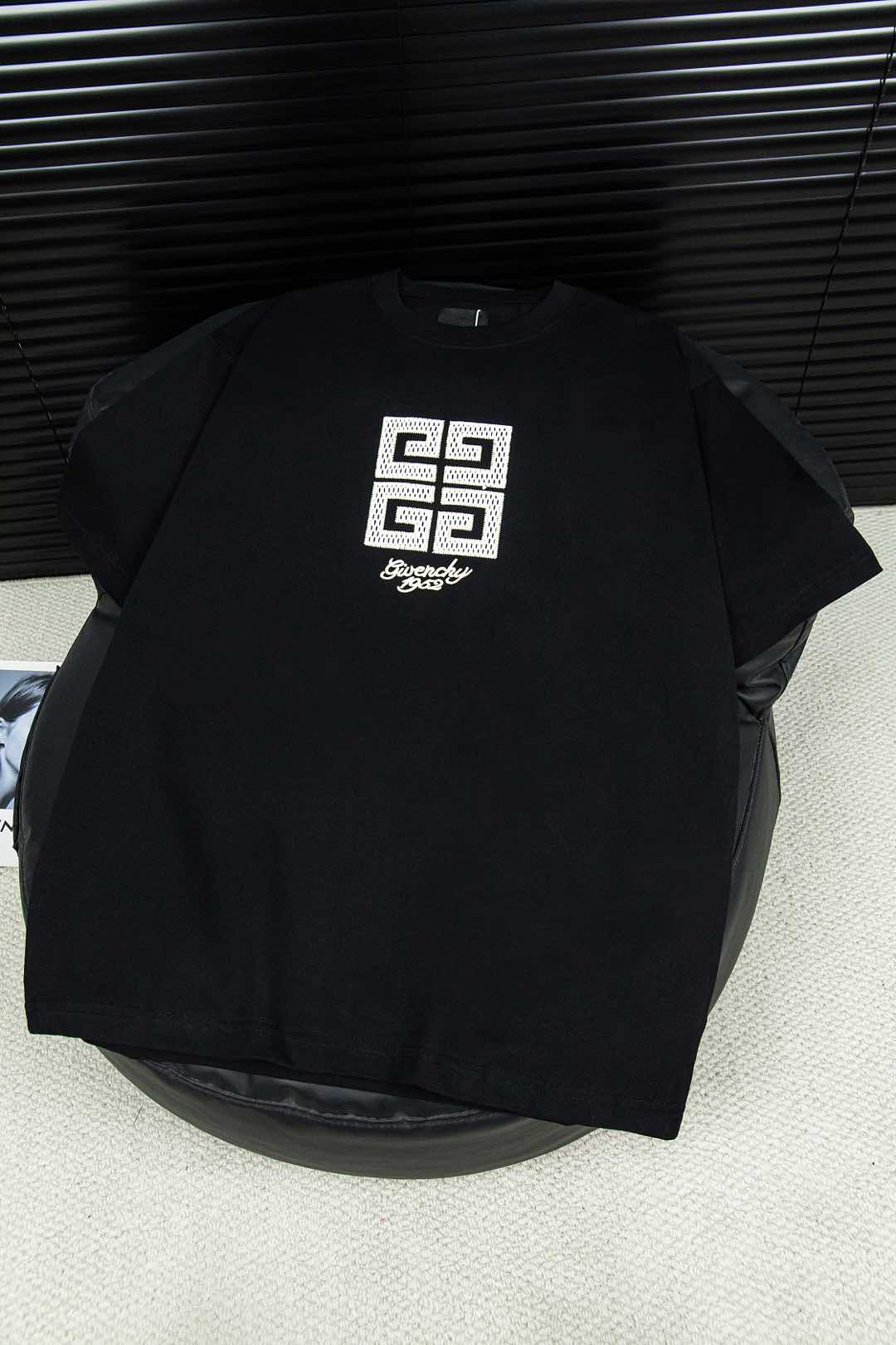 Número de estilo: GIVENCHY GVC Givenchy Camiseta de manga corta con cuello redondo y bordado con orificio pequeño Letra…