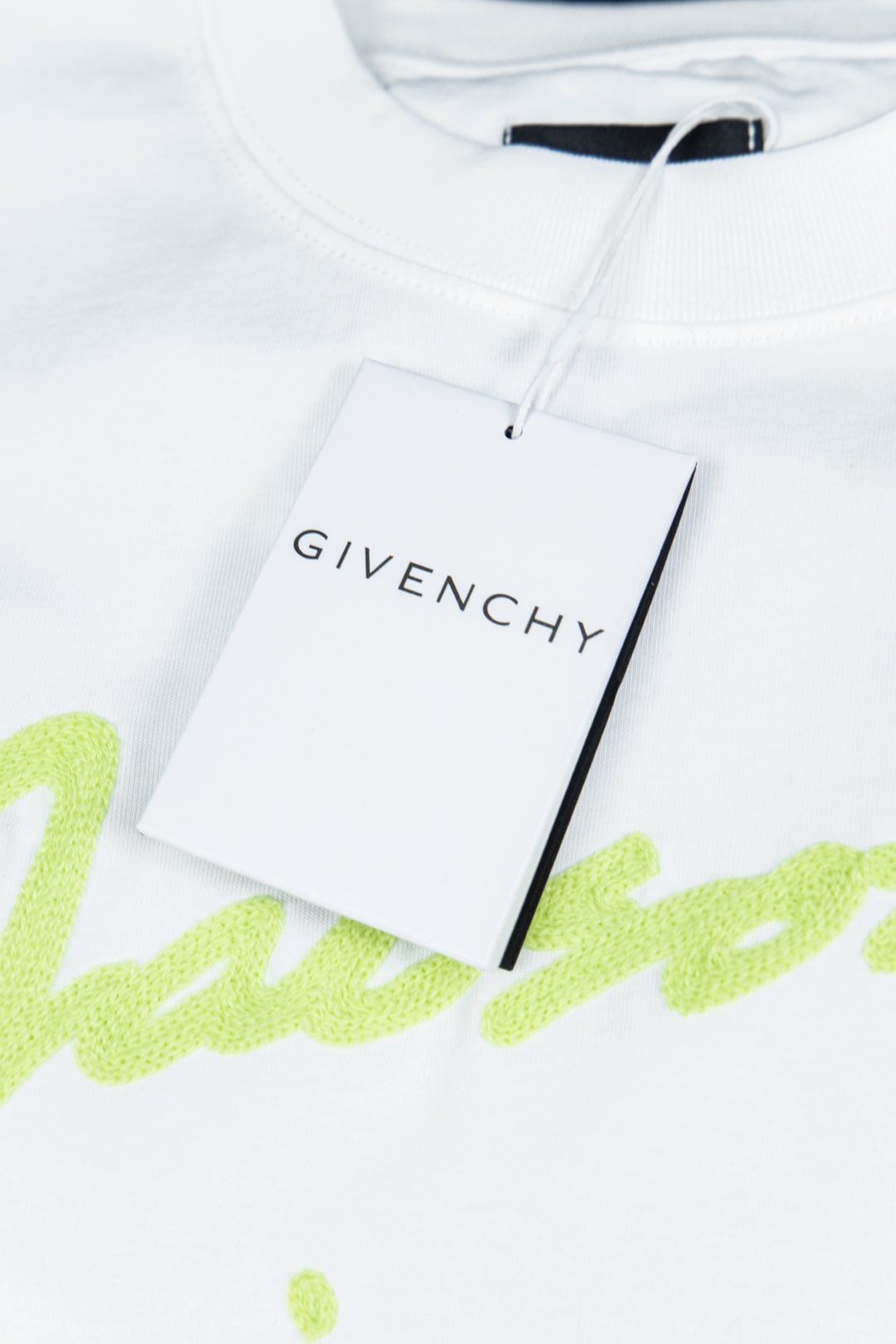Givenchy’s New Vanhish Letter Embroidered T-Shirt: Luxury Fashion Statement in Black & White - 图片 5