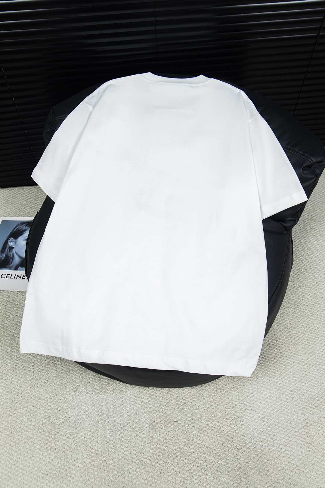 Givenchy’s New Vanhish Letter Embroidered T-Shirt: Luxury Fashion Statement in Black & White - 图片 3