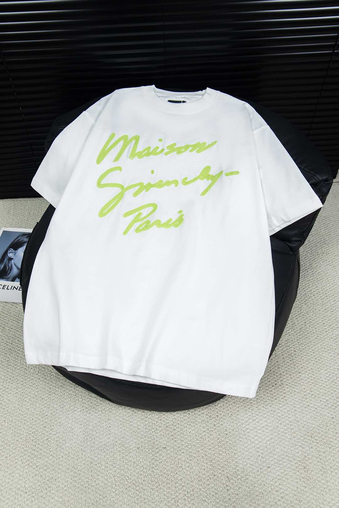 Givenchy’s New Vanhish Letter Embroidered T-Shirt: Luxury Fashion Statement in Black & White - 图片 2