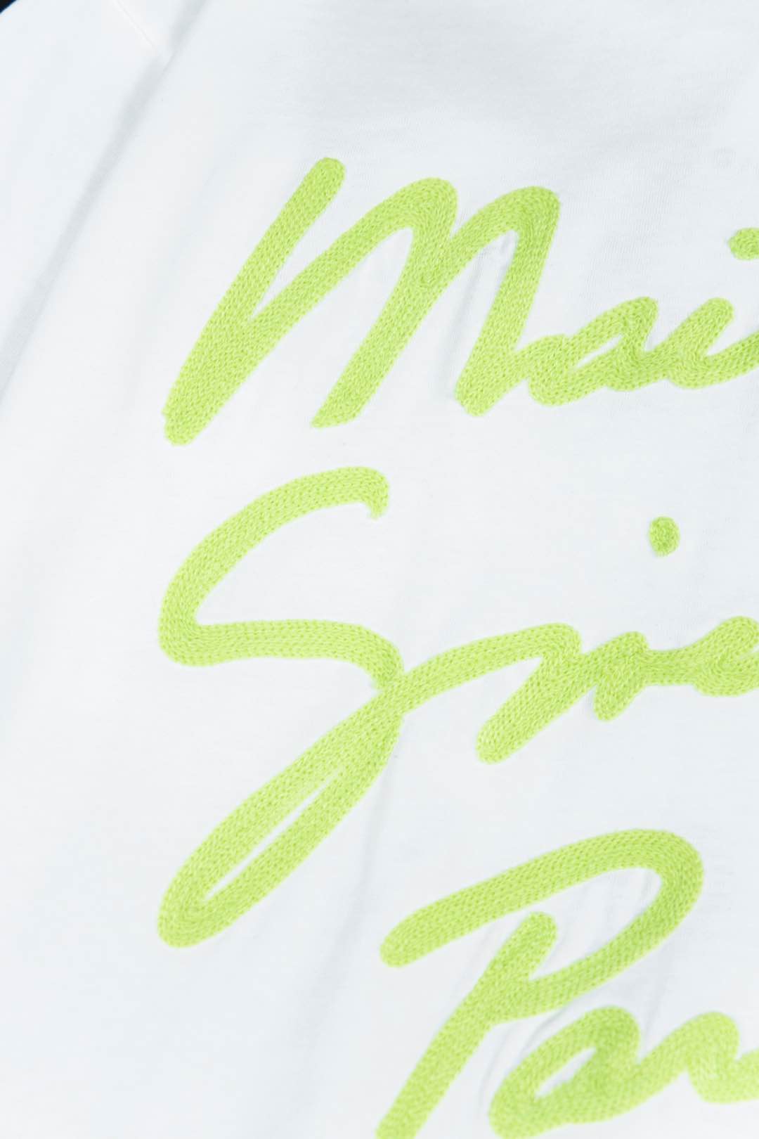 Givenchy’s New Vanhish Letter Embroidered T-Shirt: Luxury Fashion Statement in Black & White - 图片 6