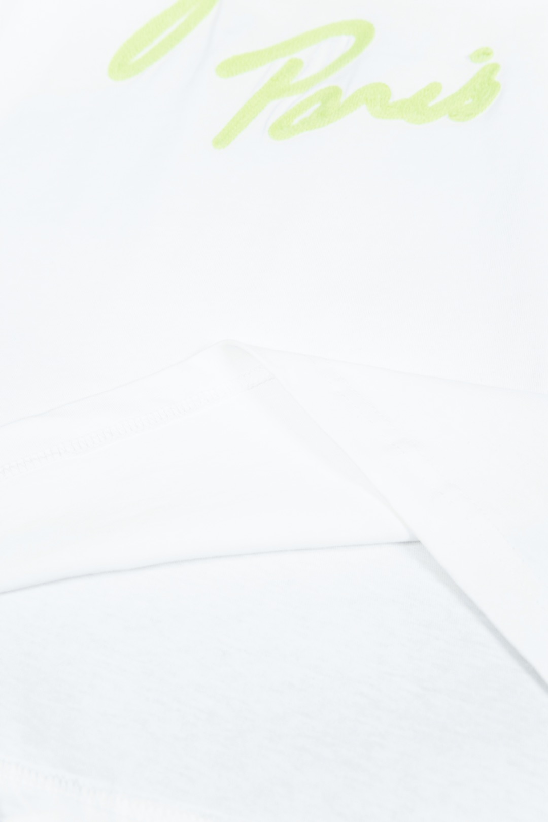 Givenchy’s New Vanhish Letter Embroidered T-Shirt: Luxury Fashion Statement in Black & White - 图片 8