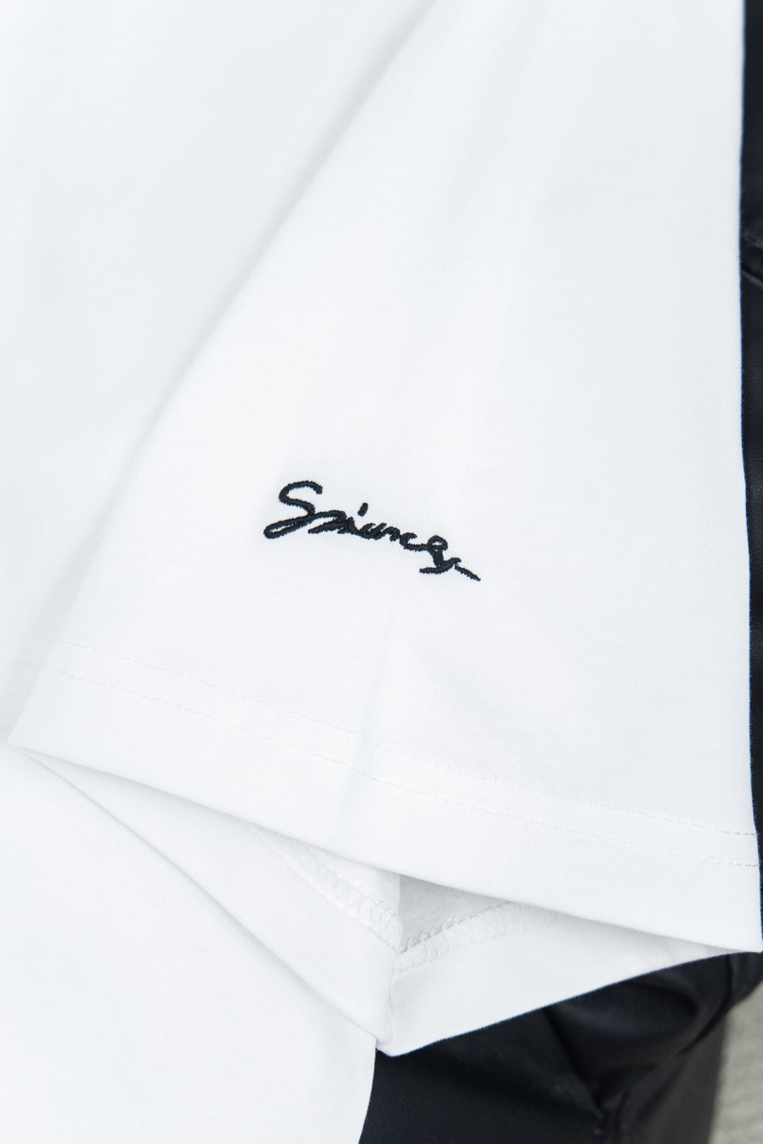 Givenchy’s New 4G Braid T-shirt: Luxury Style Statement in Black & White - 图片 8