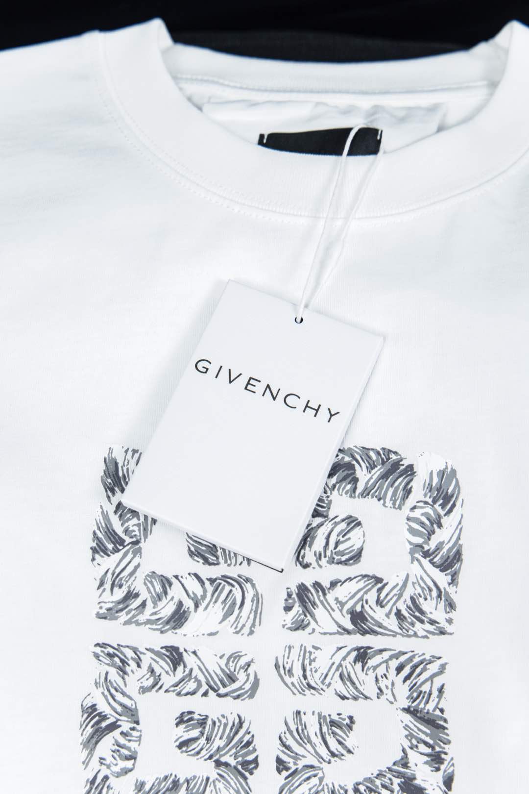 Givenchy’s New 4G Braid T-shirt: Luxury Style Statement in Black & White - 图片 5